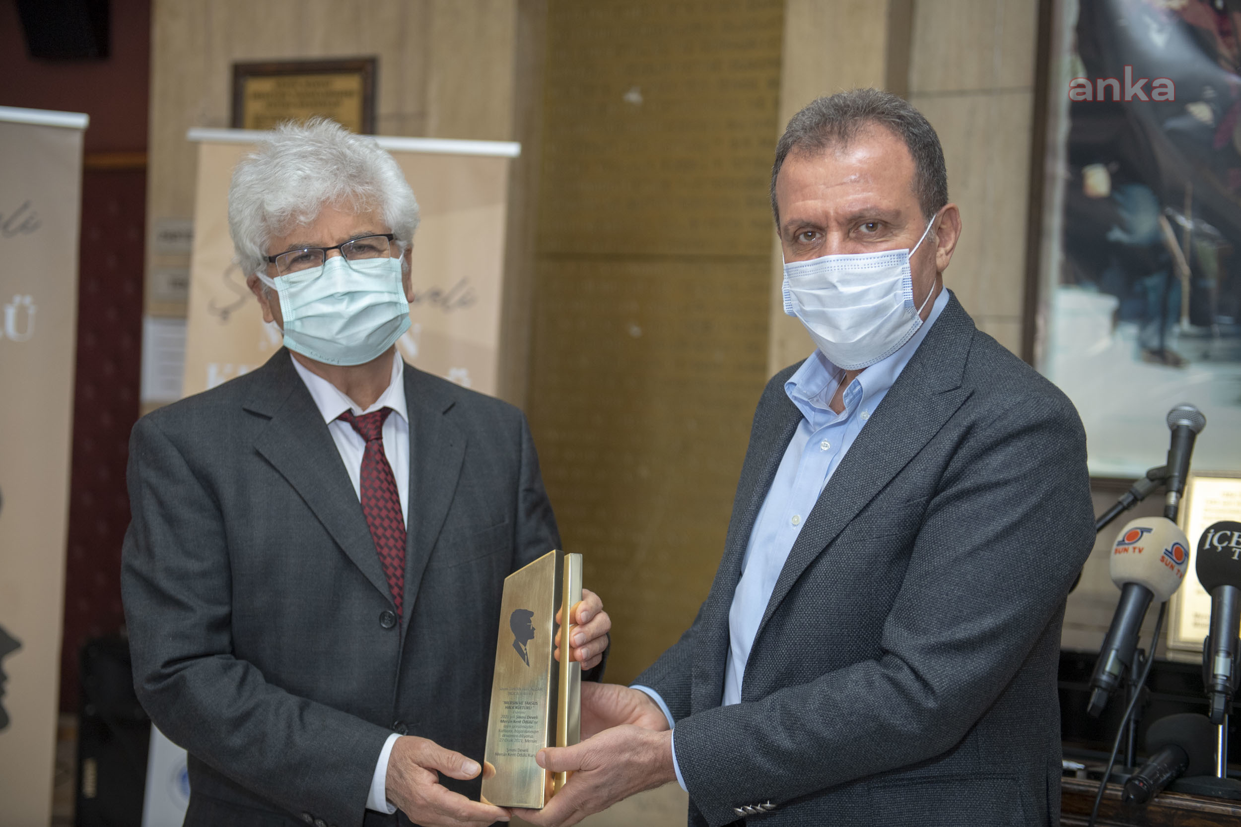 VAHAP SEÇER, ŞİNASİ DEVELİ MERSİN KENT ÖDÜLÜ’NÜ YAZAR ÇAĞLAR’A TAKDİM ETTİ