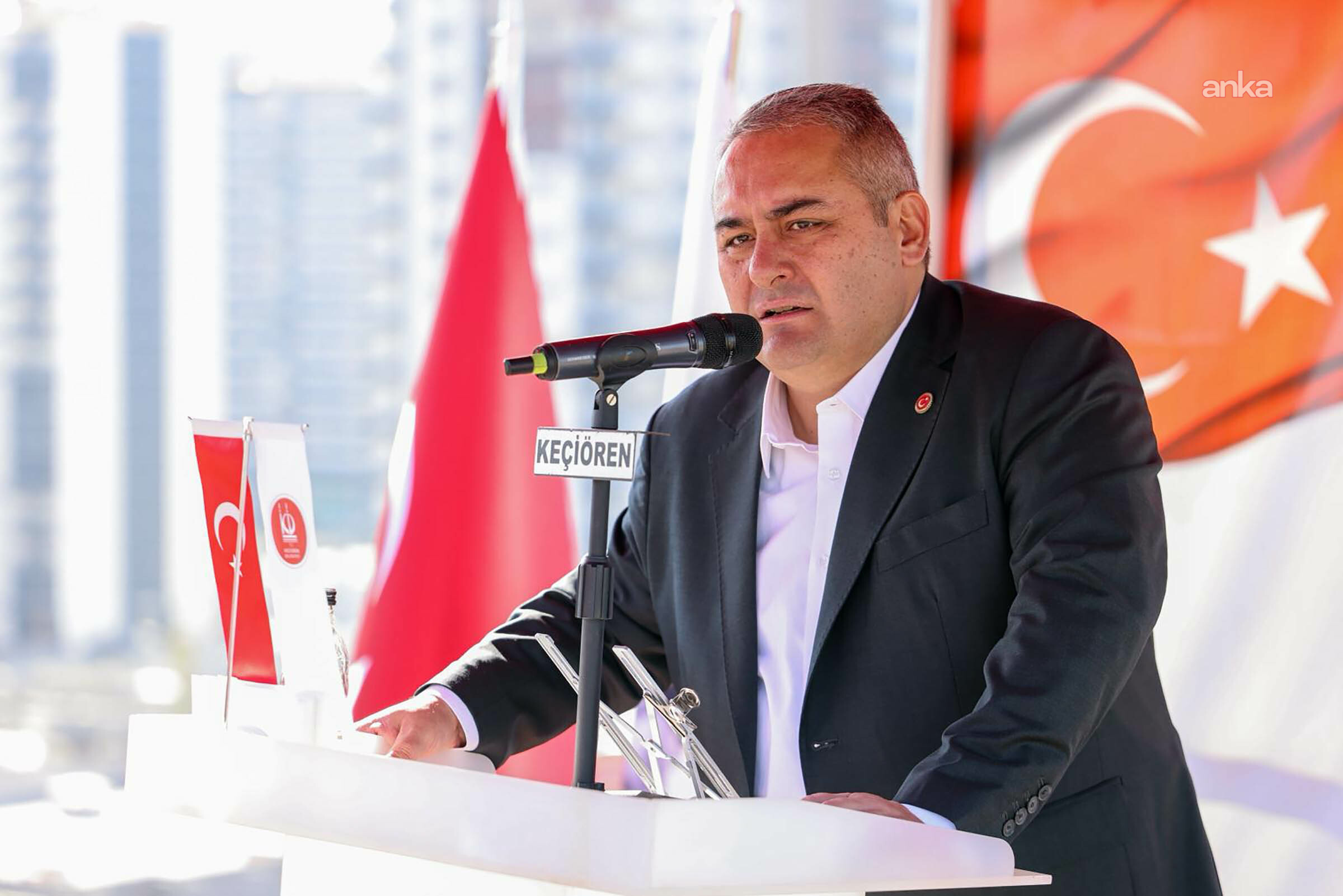 Keçiören Belediyesi, fidan dikim etkinliğinde 300 çam fidanını toprakla buluşturuldu