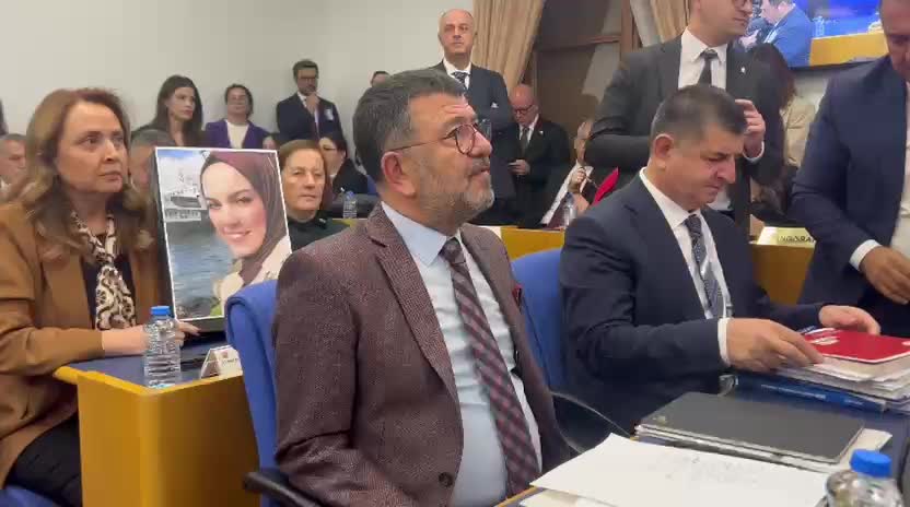 Aile Bakanlığı'nın bütçesinin görüşüldüğü Plan ve Bütçe Komisyonu’nda CHP'li vekiller kadın cinayetleri nedeniyle Bakan Göktaş'ı protesto etti... Veli Ağbaba: "En temel kurumumuz 'aile' maalesef yok oldu"