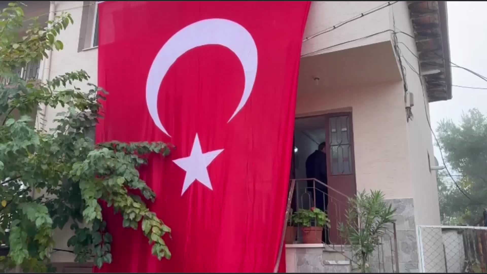 TSK'ya ait nakliye uçağının düşmesi sonucu şehit olan Bilecikli Astsubay Üstçavuş İlhan Ongan’ın baba evinde taziyeler sürüyor