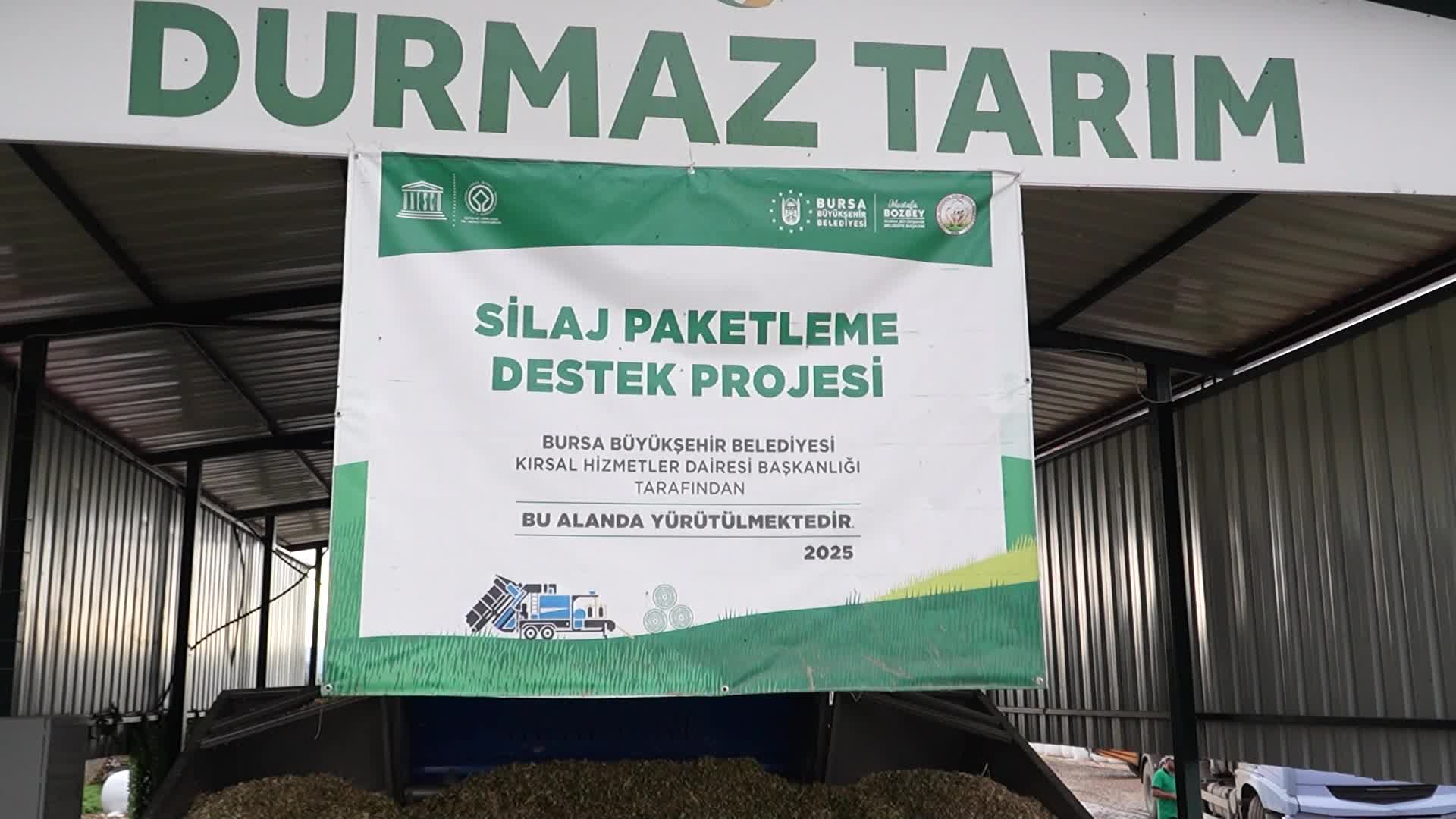 Bursa Büyükşehir Belediyesi'nden üreticiye silaj paketleme makinesi desteği