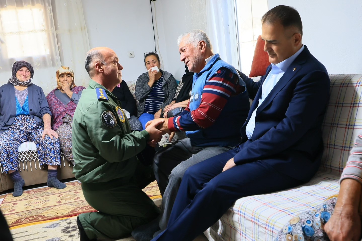 Düşen uçakta 20 asker şehit... Muğla Valisi Akbıyık, şehit Astsubay Başçavuş Kuran'ın ailesine taziye ziyaretinde bulundu