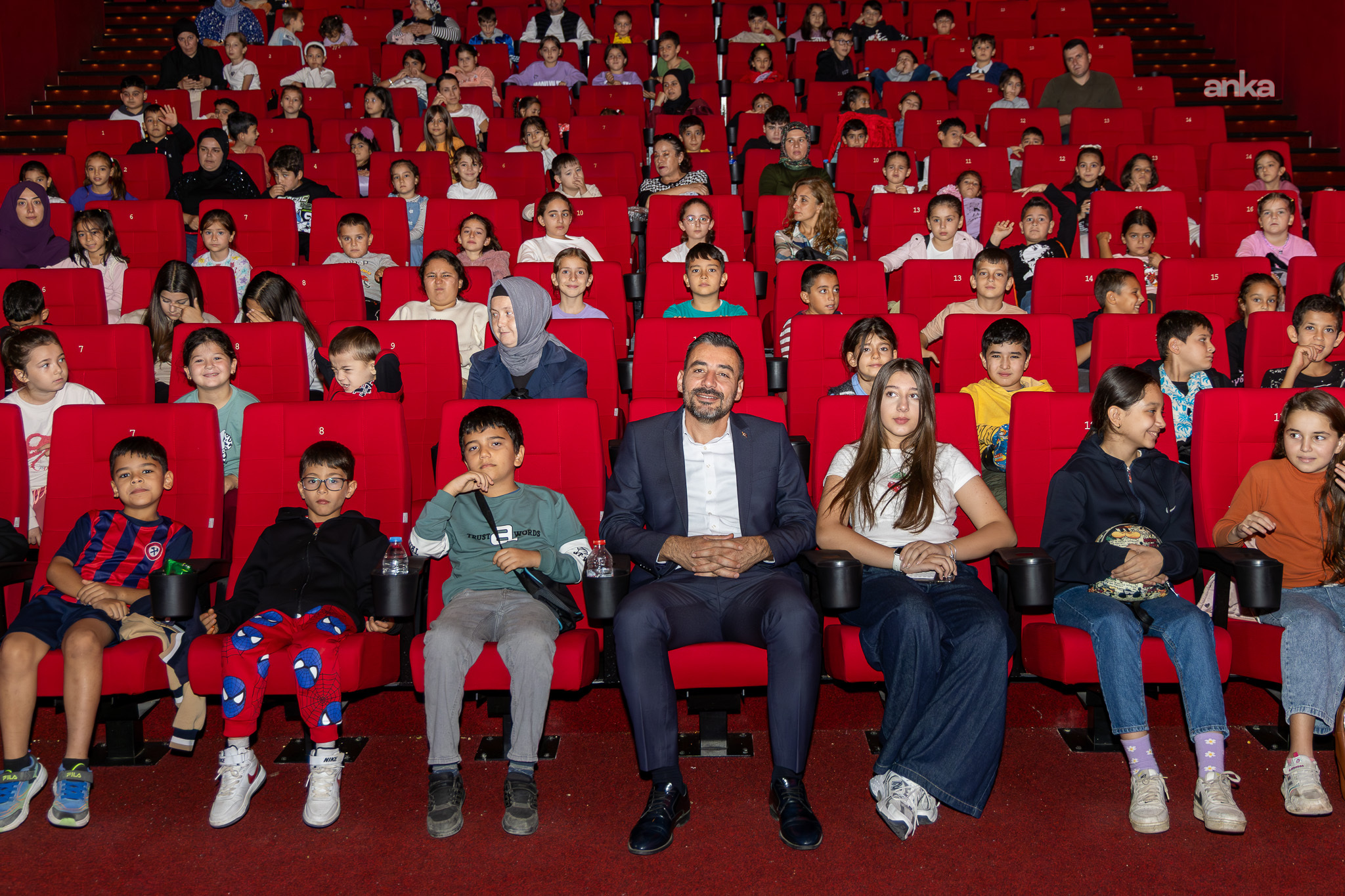 Manavgat Belediye Başkan Vekili Çiçek, çocukların sinema talebini geri çevirmedi