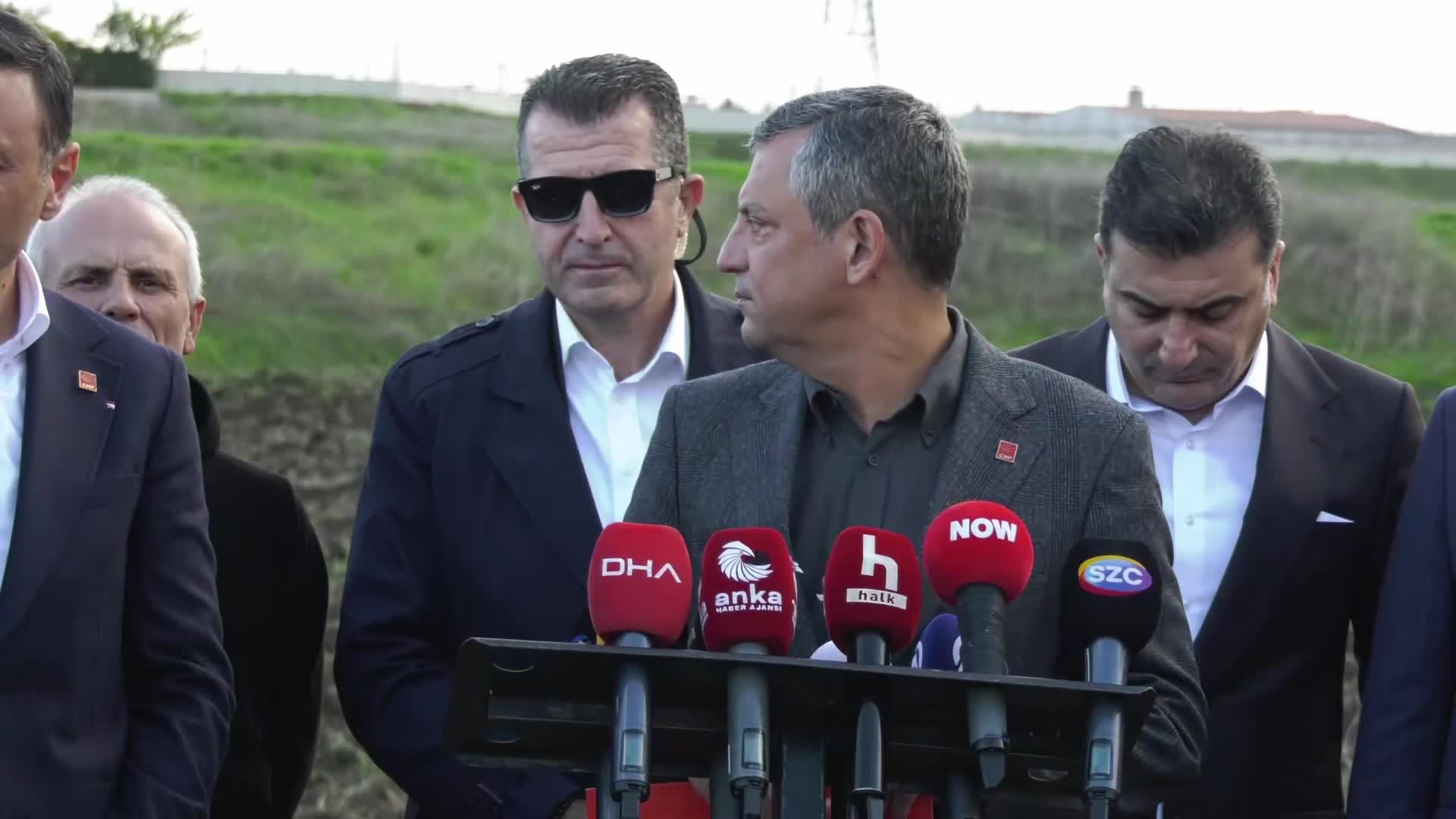 Özgür Özel: "Baştan aşağıya iddianame kendini ihbar eden, talimatla yazıldığını gösteren ve bunun altını doldurmaya çalışırken eline yüzüne bulaştıran bir evraktan ibarettir"