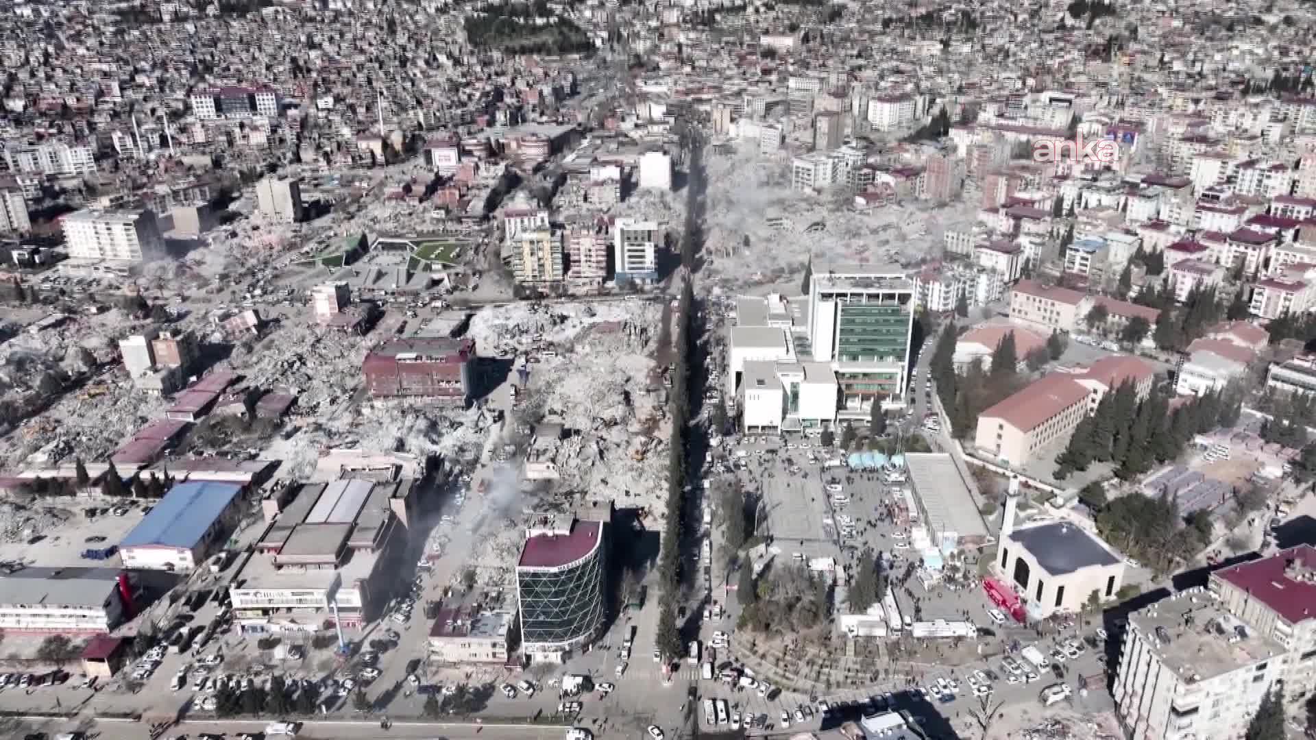 Depremde yıkılan Hacı Ömer Apartmanı davasında kamu görevlileri ilk kez hakim karşısına çıktı: Maraş'ta 2 katlı yerleri 16 kata çıkaranlar yargılanmıyor, bizi yargılıyorlar
