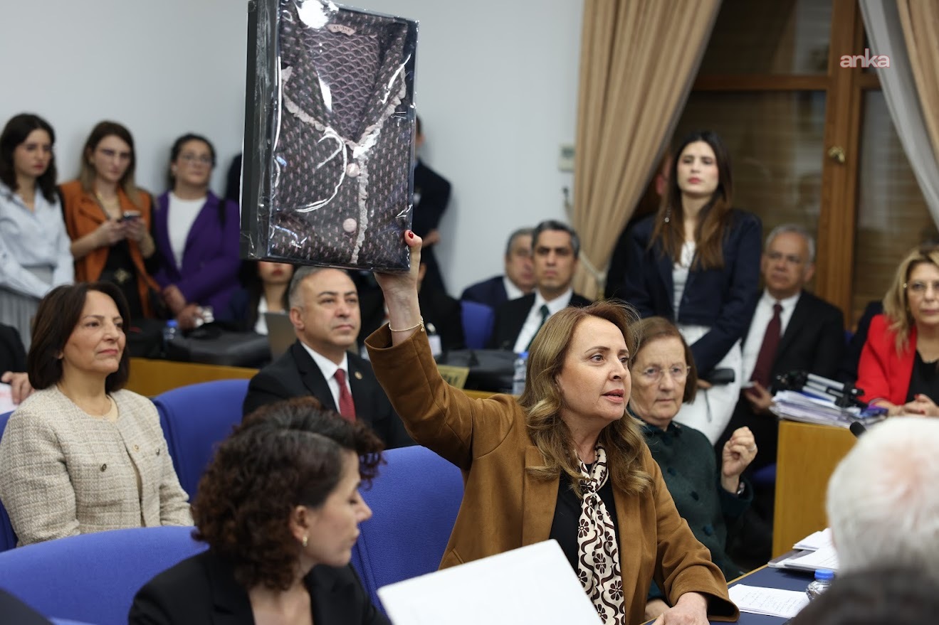 2026 bütçesi Plan ve Bütçe Komisyonu’nda... Semra Dinçer: Saliha’nın hırkası, sizin suskun iktidarınızın, geciken adaletinizin sembolüdür