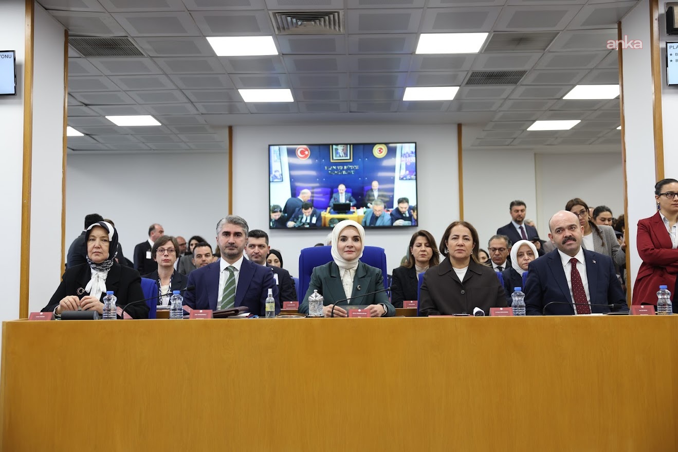 2026 bütçesi Plan ve Bütçe Komisyonu'nda... Bakan Göktaş: Ben istiyorum ki ülkemizin demografik gücü devam etsin. Ama siz yok yoksulluk, yok bilmem ne... Bu pencereden bakarsak ilerleyemeyiz