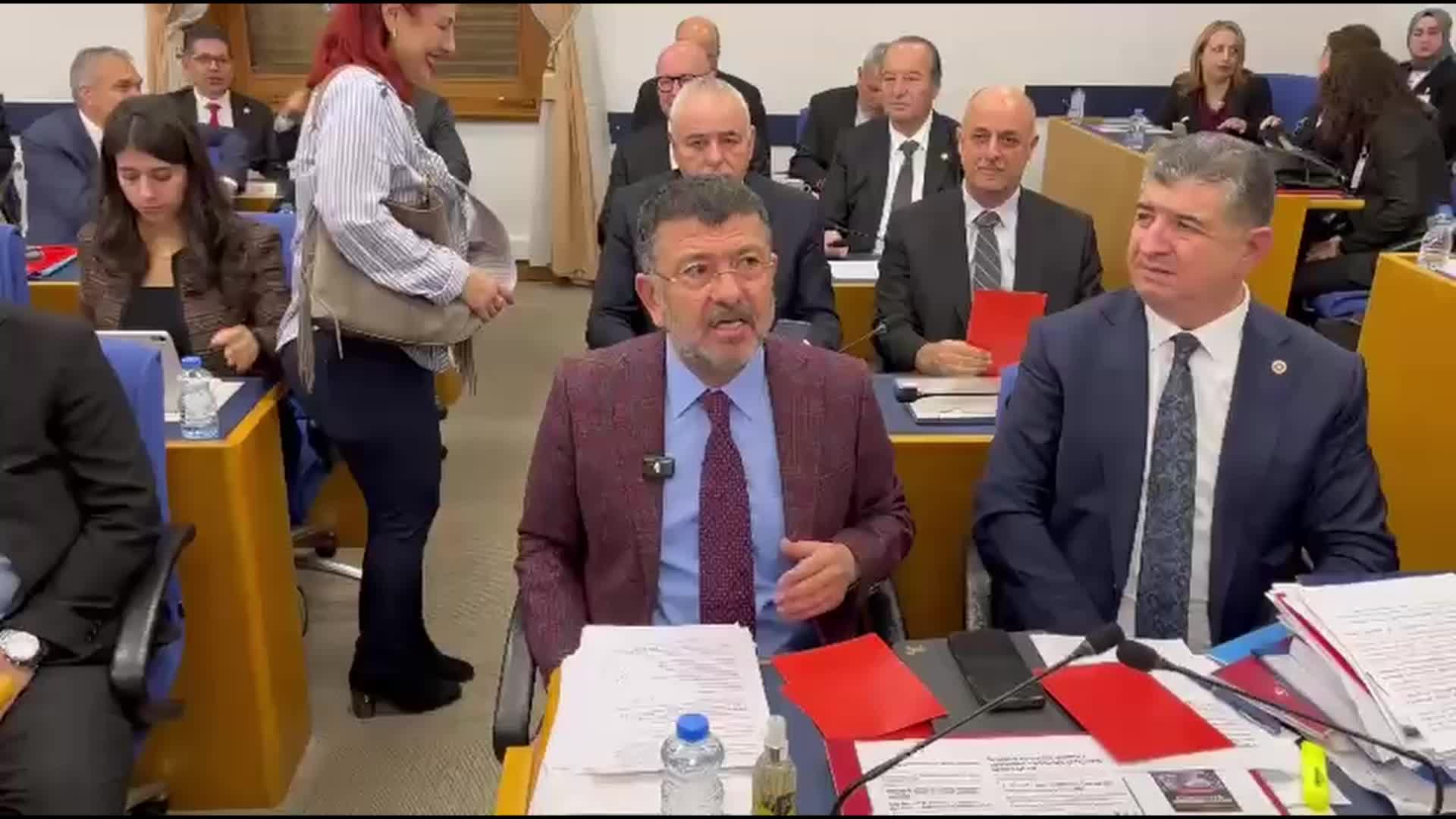 Plan ve Bütçe Komisyonu'nda CHP'li vekillerden Bakan Bak'a kırmızı kartlı protesto... Veli Ağbaba: Gençler gelecekten ümidini kesmiş, hayallerini bahise bağlamış durumda