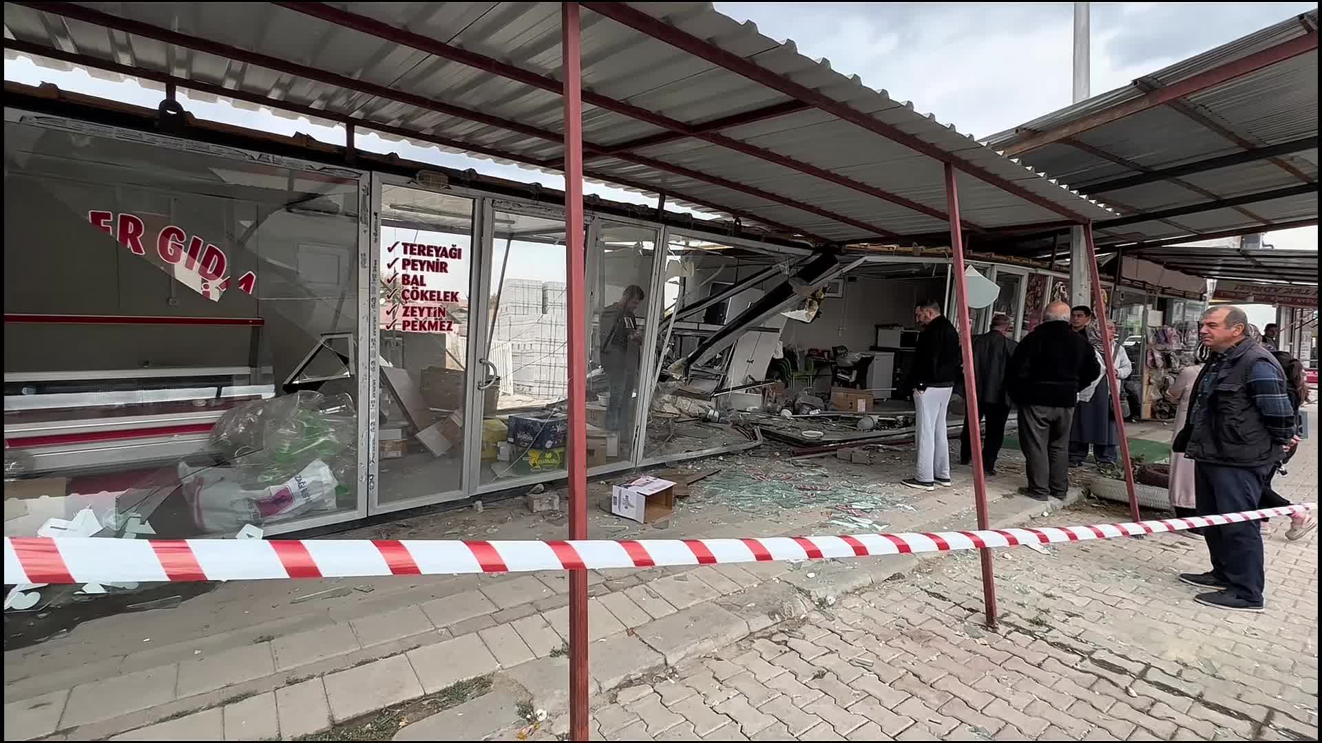 Malatya'da sürücüsünün kontrolünü kaybettiği otomobil konteynerin "içinden geçerek" tarlaya uçtu