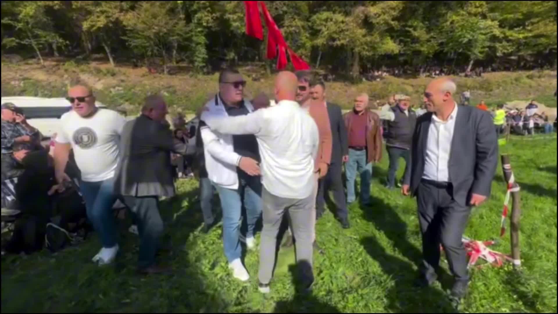 Alaplı'da pehlivanlar er meydanında güç gösterisi yaptı, köy şenliklerinde atlı gösteri büyüledi