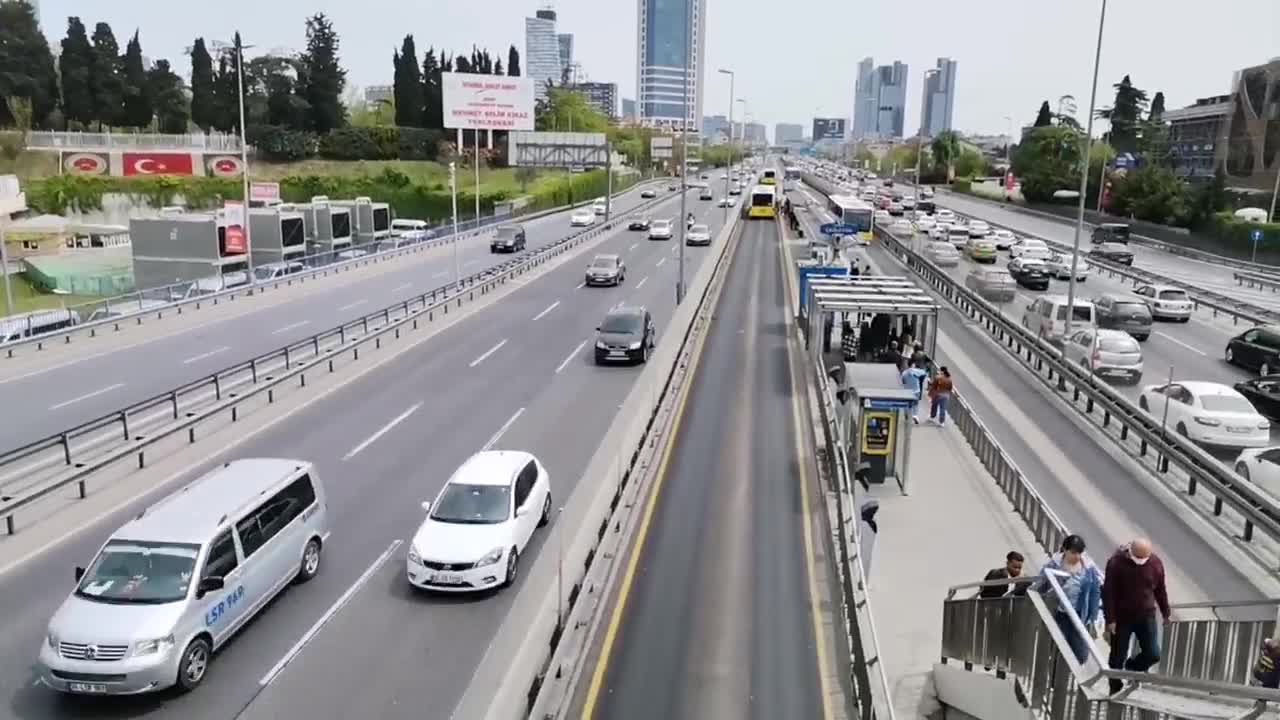 Metrobüs özel günlerde Fatih Sultan Mehmet Köprüsü'nü kullanmasına izin verildi