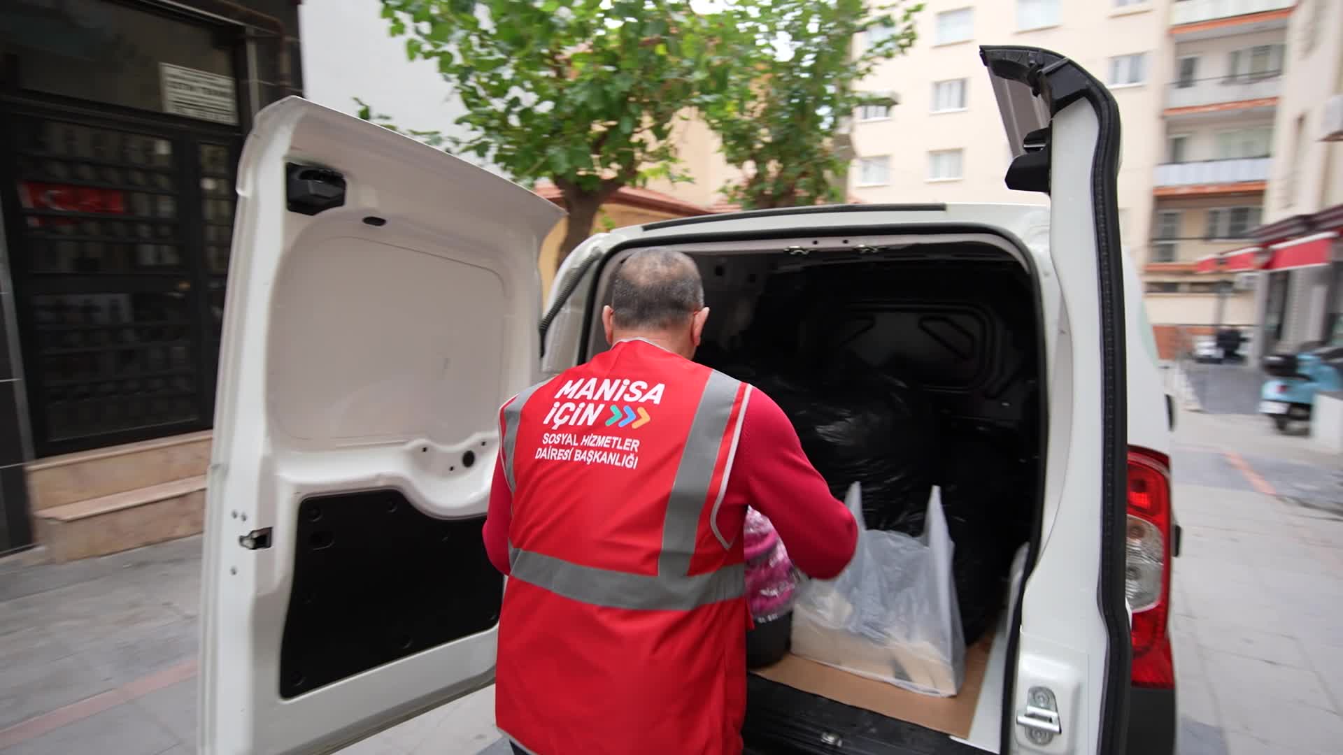Manisa Büyükşehir Belediyesi'nden 15 bin öğrenciye çanta ve kırtasiye desteği