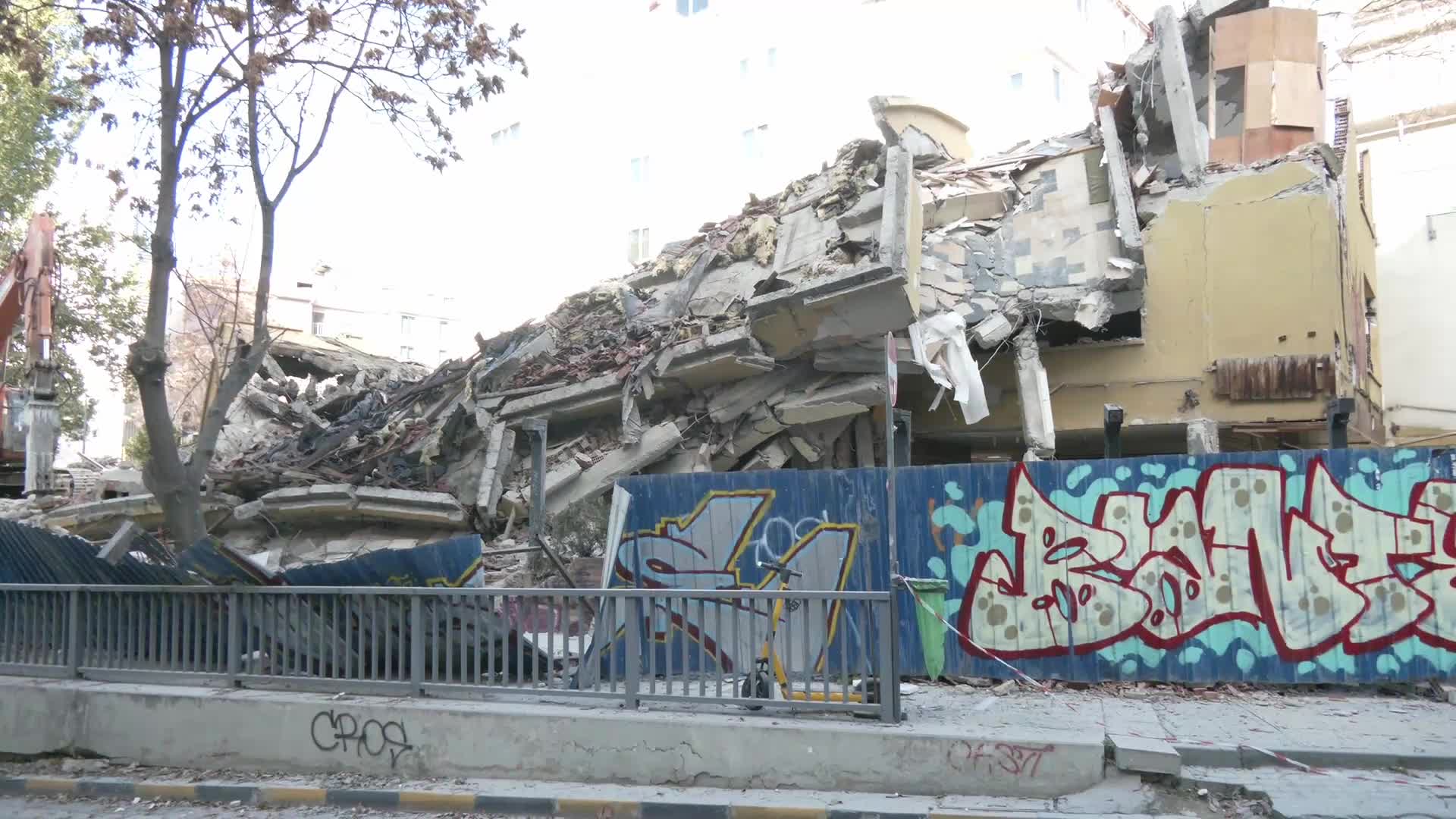 Ankara'da yıkımı yapılan bina çöktü: "Hiçbir tedbir yok"