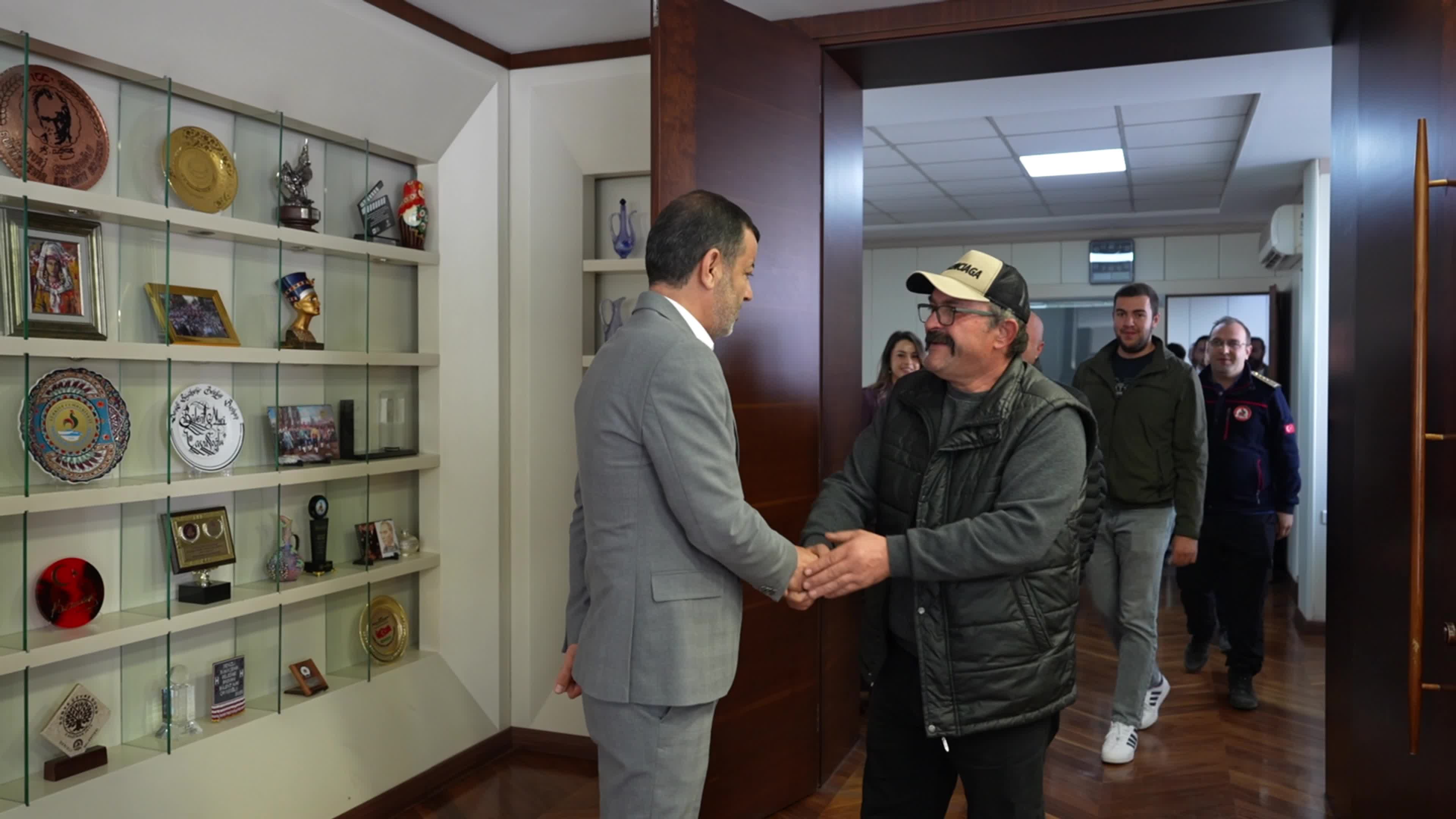 Orman yangınına sütle müdahale eden şoföre Başkan Çavuşoğlu’ndan teşekkür belgesi