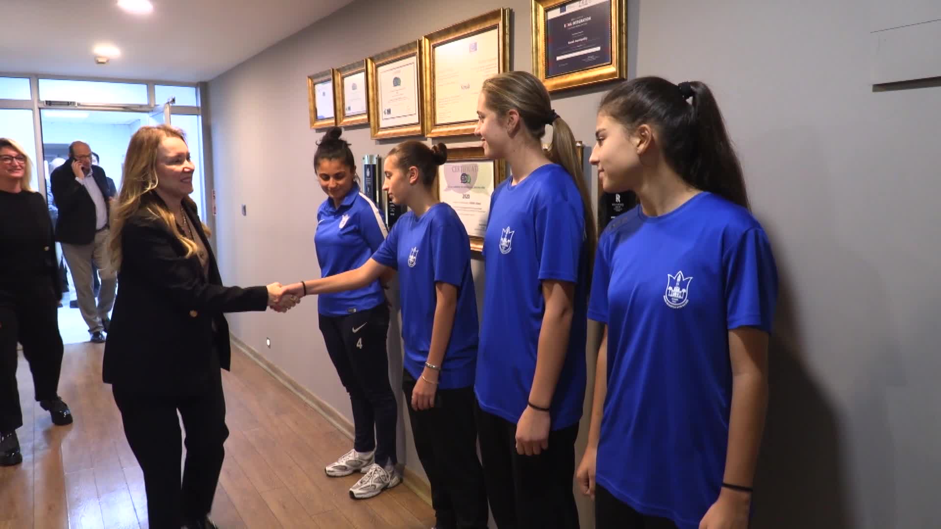 Milli takıma seçilen Konak Belediyespor futbolcularından Belediye Başkanı Mutlu'ya ziyaret