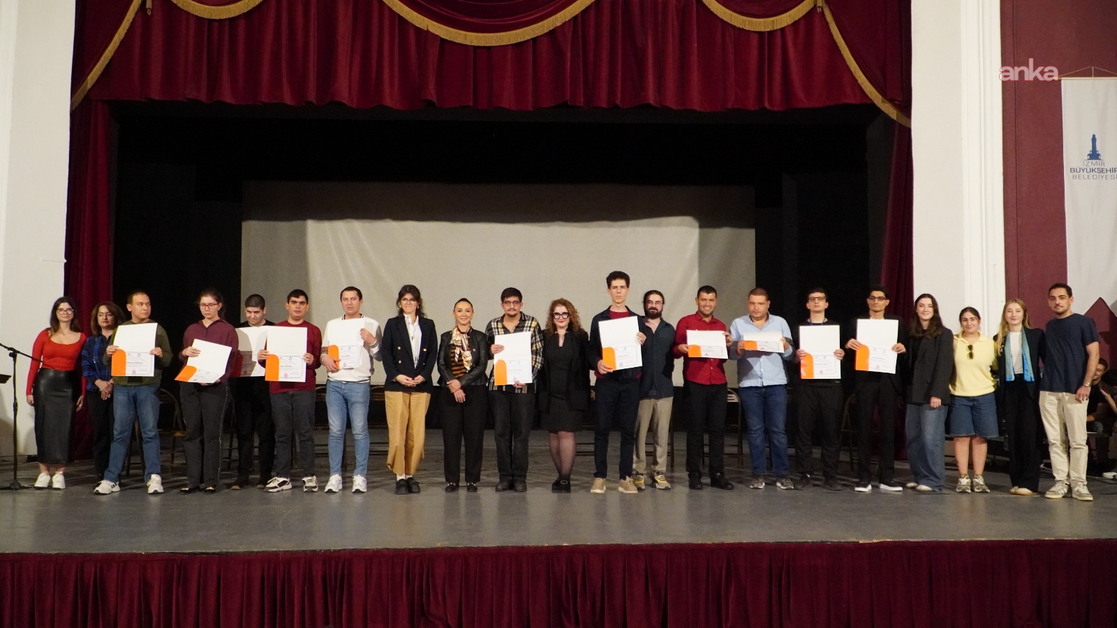 İzmir'de iş hayatına hazırlanan nöroçeşitli gençlerin mezuniyet sevinci