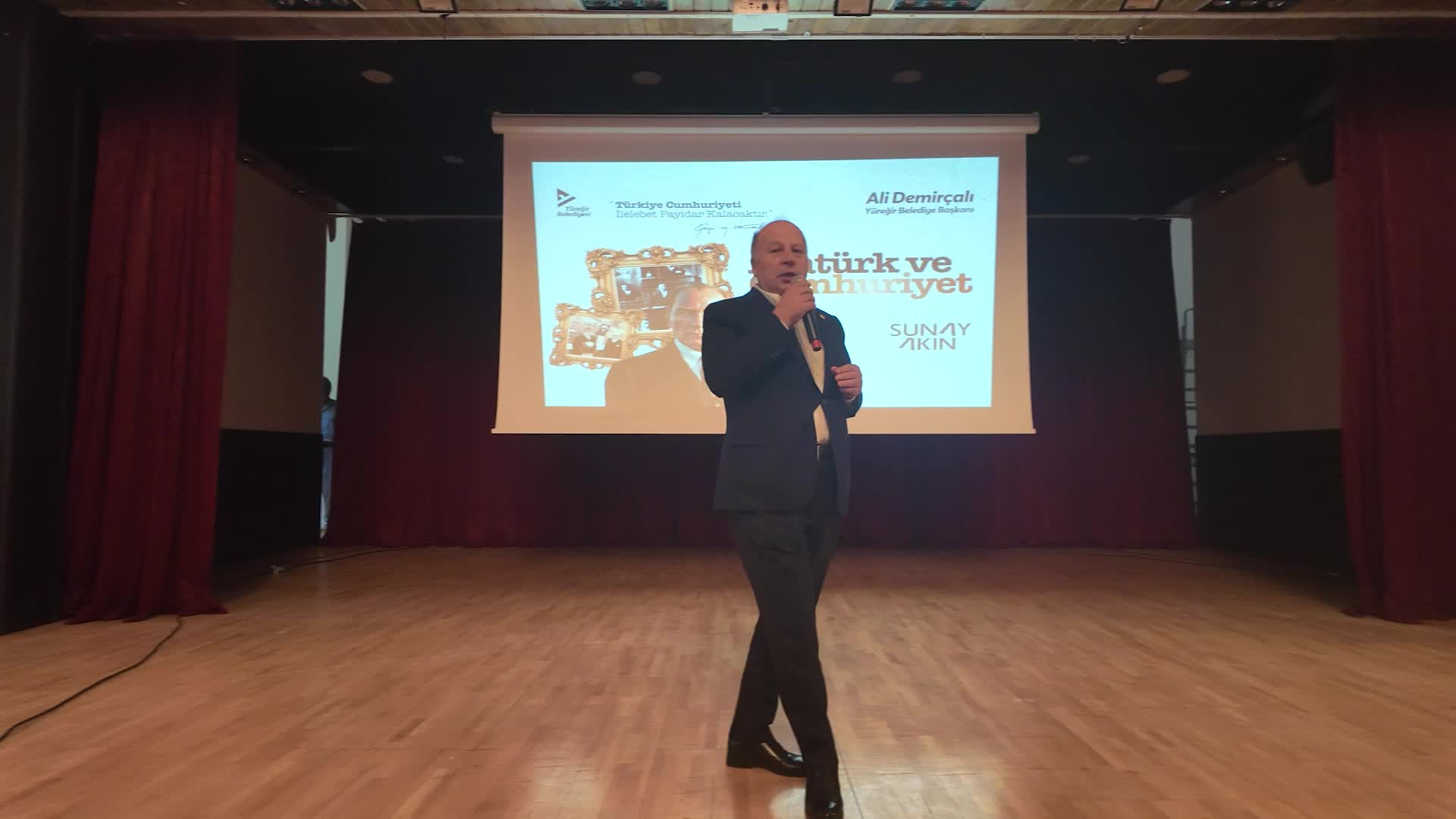 Sunay Akın, “Atatürk ve Cumhuriyet” söyleşisiyle Adanalılarla buluştu