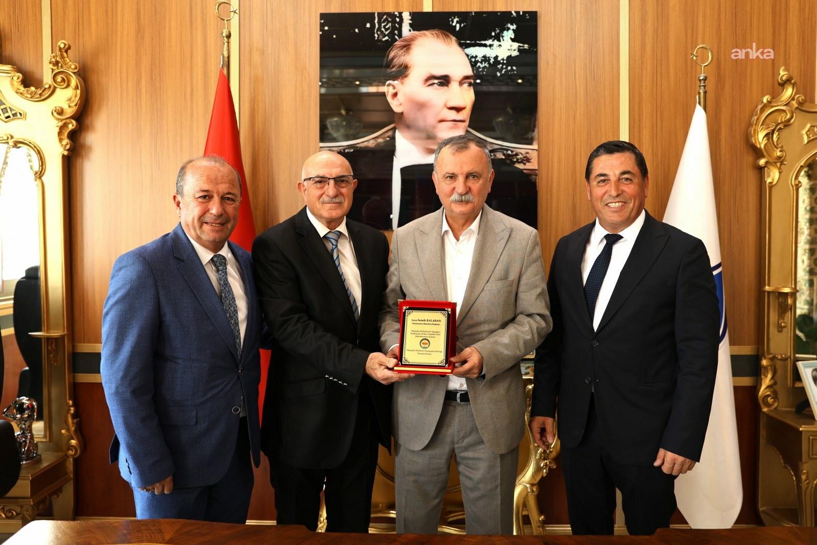 Manisa Hemşehri Kültürleri Dayanışma Derneği'nden Yunusemre Belediye Başkanı Balaban'a teşekkür plaketi