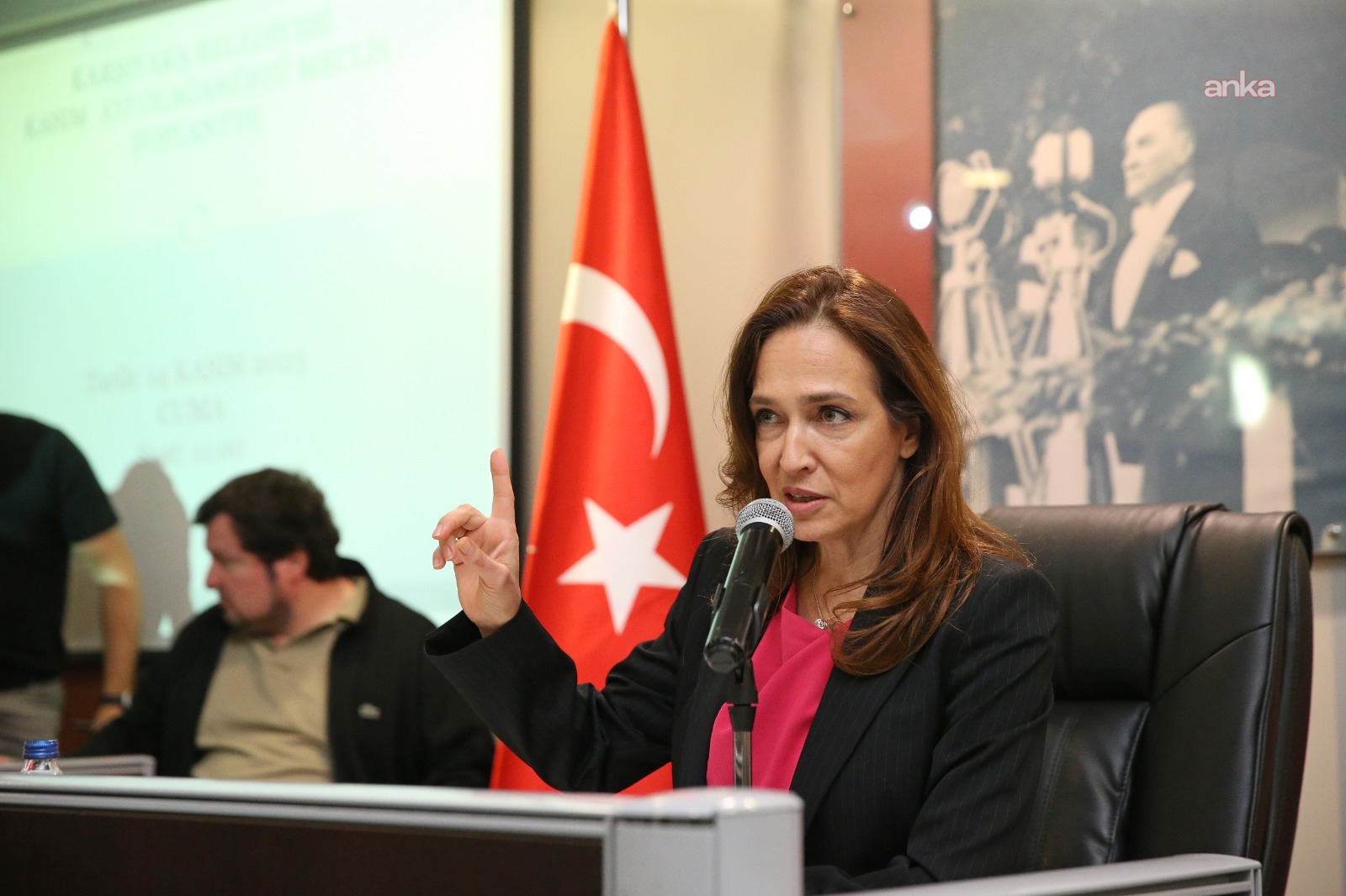 Karşıyaka Belediye Başkanı Ünsal, hayata geçirmek istedikleri bir proje nedeniyle tehdit edildiğini açıkladı