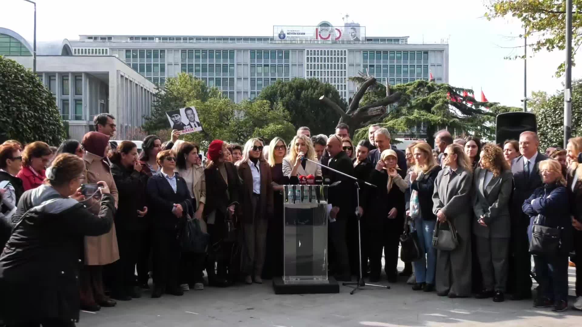 Aile Dayanışma Ağı buluşmasında konuşan Dilek İmamoğlu: Ekrem İmamoğlu ister 2 yıl, ister 2000 yılla yargılansın; bizim başımız dik, vicdanımız rahattır