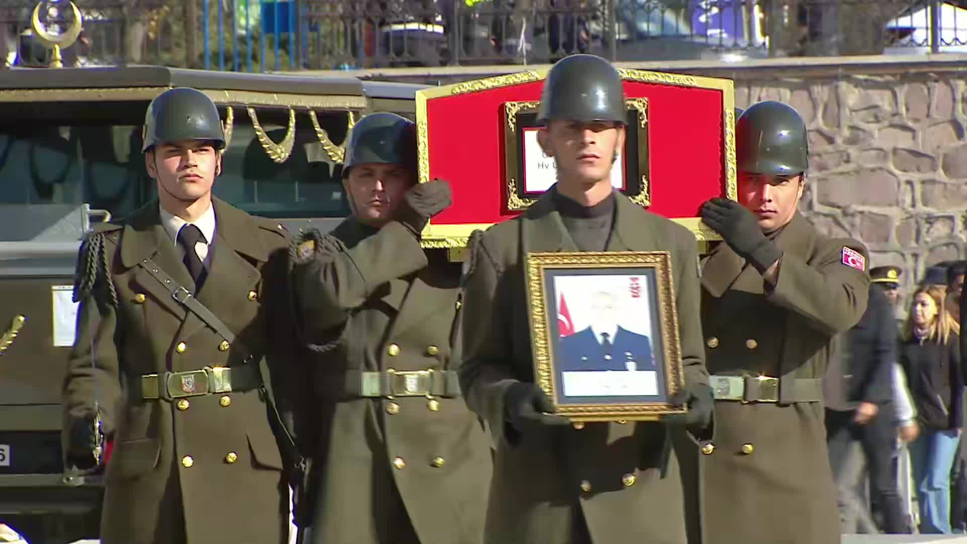 Türkiye şehitlerini uğurluyor... Astsubay Kıdemli Başçavuş İnce, Uzman Çavuş Dolapci ve Üsteğmen Kandemir için Ahmed Hamdi Akseki Camisi'nde tören düzenlendi