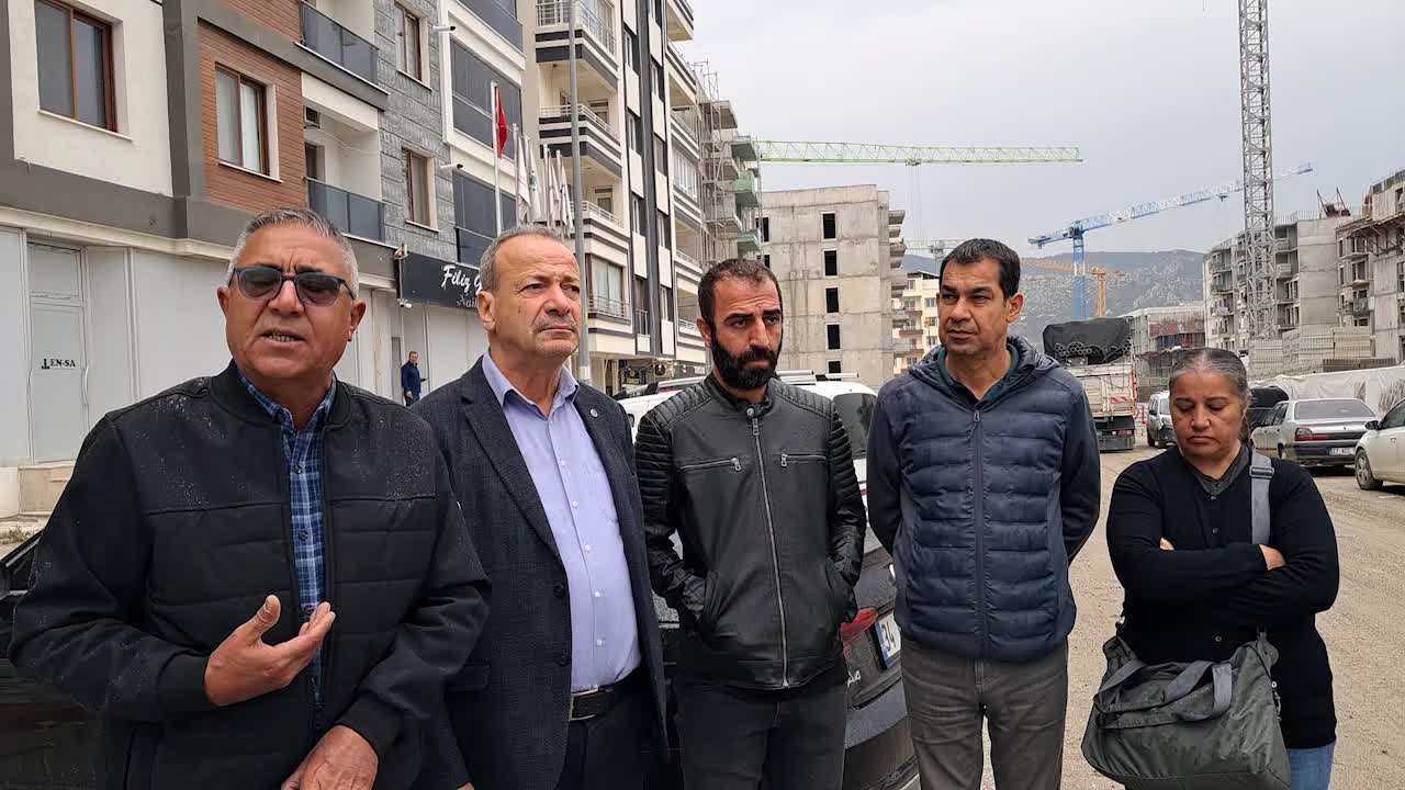 Hatay’da 24 saati aşkın süre vince çıkarak eylem yapan işçiler indirildi