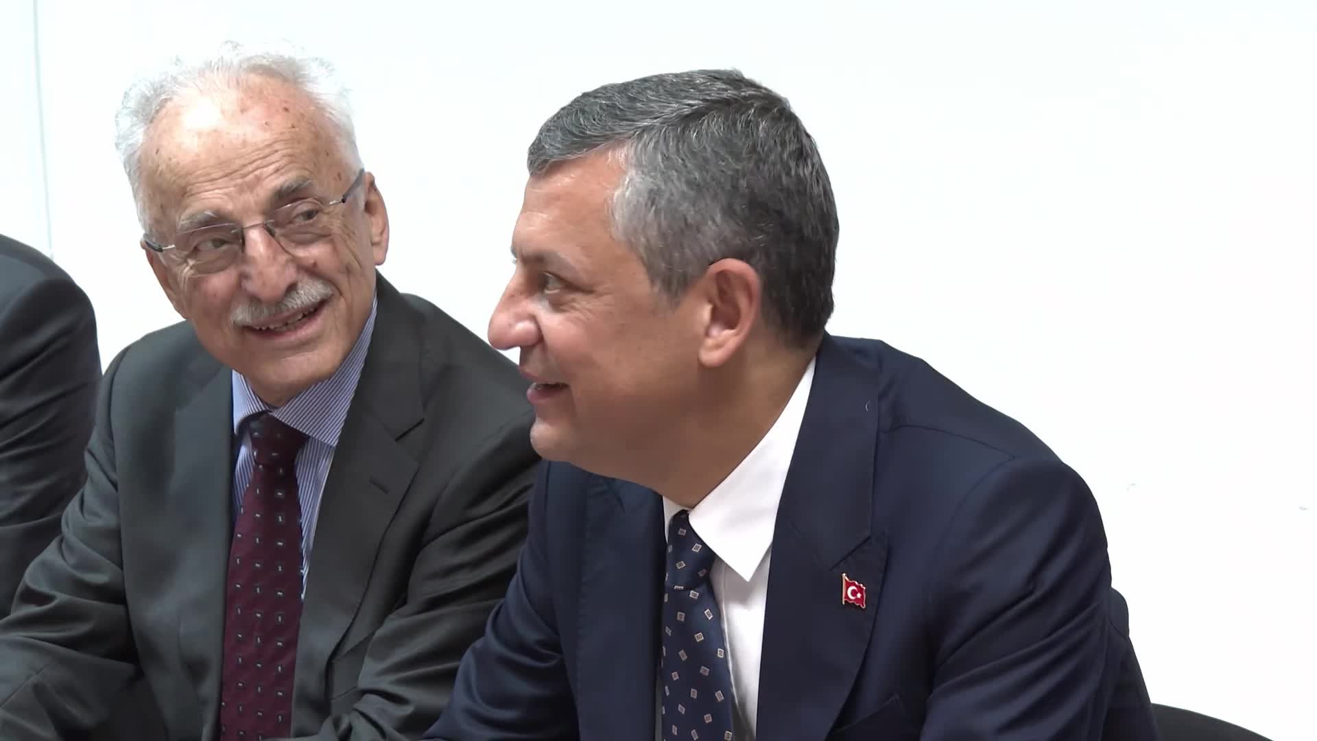 Özgür Özel, KKTC’de Cumhuriyetçi Türk Partisi’ni ziyaret etti