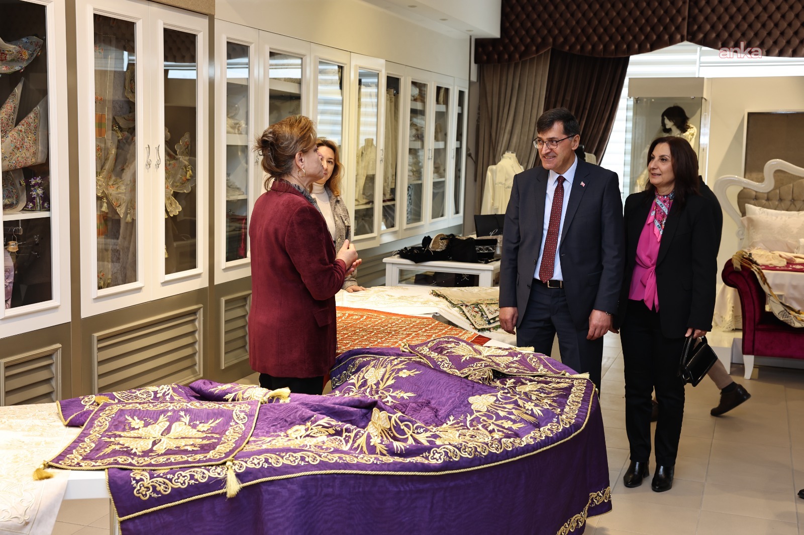Kütahya Belediye Başkanı Kahveci, Cemile Gül Sanat Galerisi'ni ziyaret etti