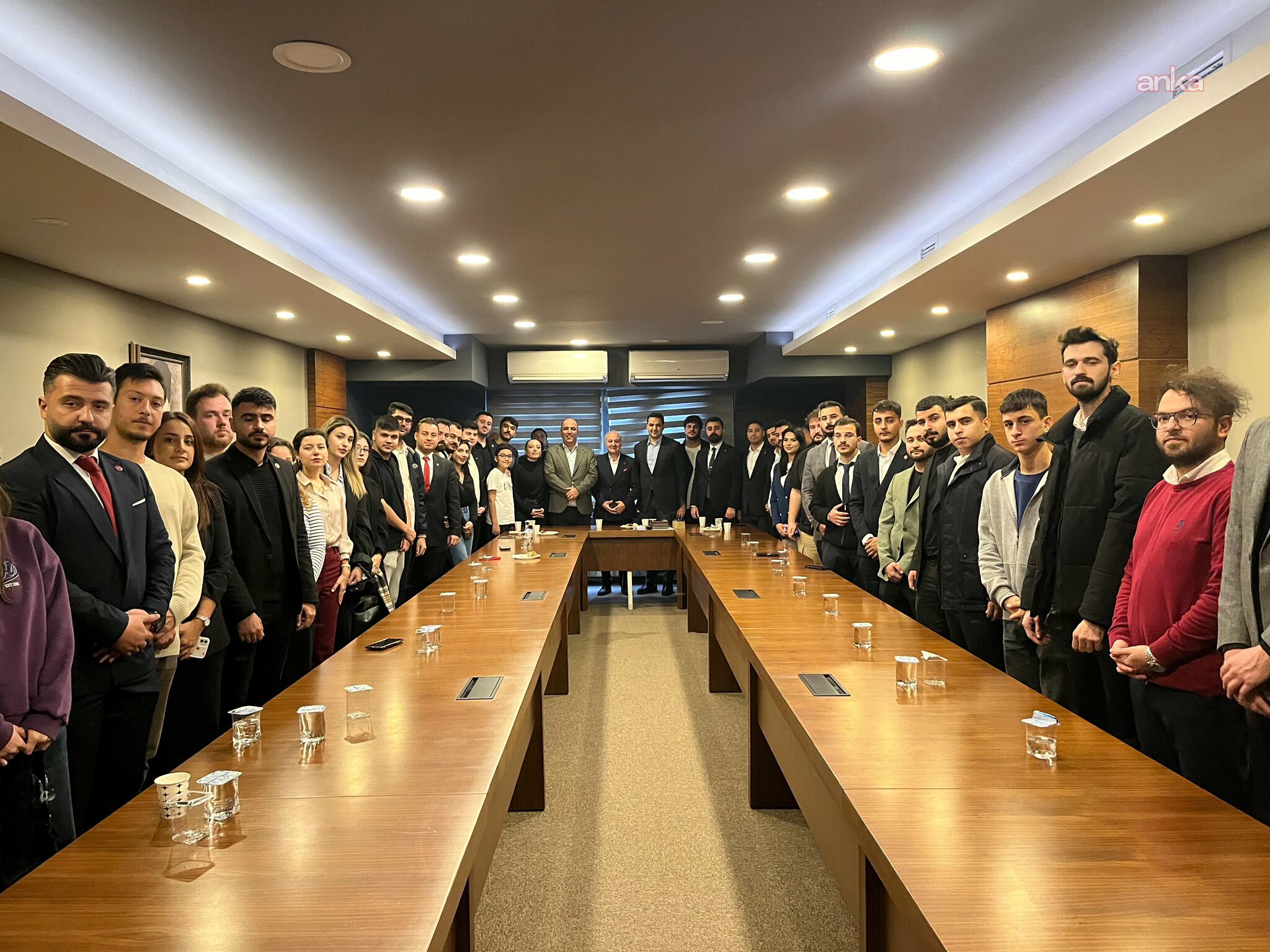 CHP Gençlik Kolları, KYK yurdundan çıkarılan öğrencilerle görüştü