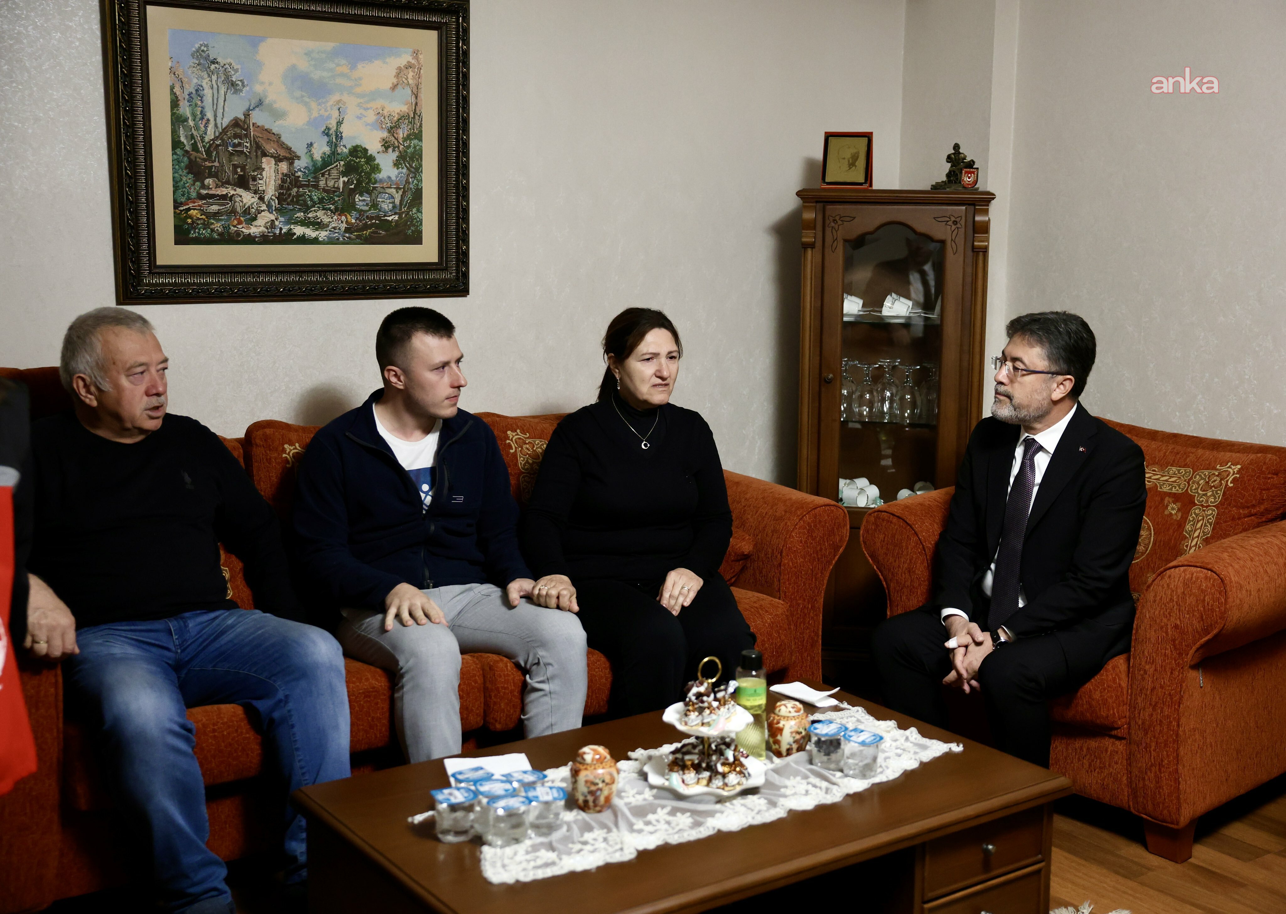 Bakan Yumaklı, yangın söndürme uçağının düşmesi sonucu şehit olan pilotun ailesine taziye ziyaretinde bulundu