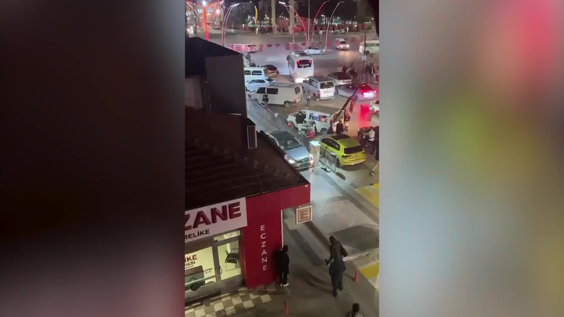 Aksaray'da alkollü sürücü bulvarda kaos yarattı, vatandaşlar sürücüyü araçtan indirerek darp etti