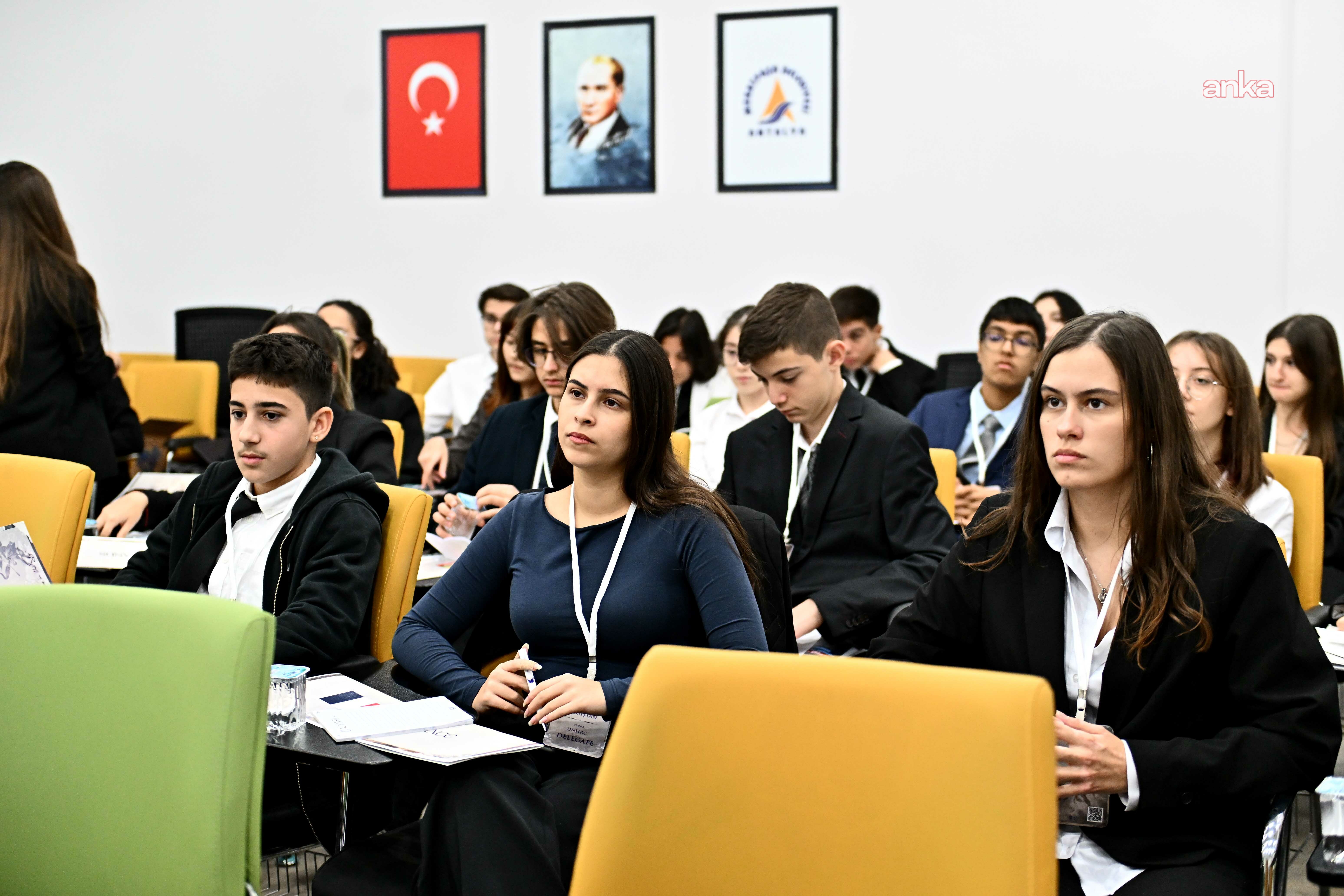 Muratpaşa Belediyesi'ne bağlı ASSİM'de genç delegeler basın özgürlüğünü tartıştı