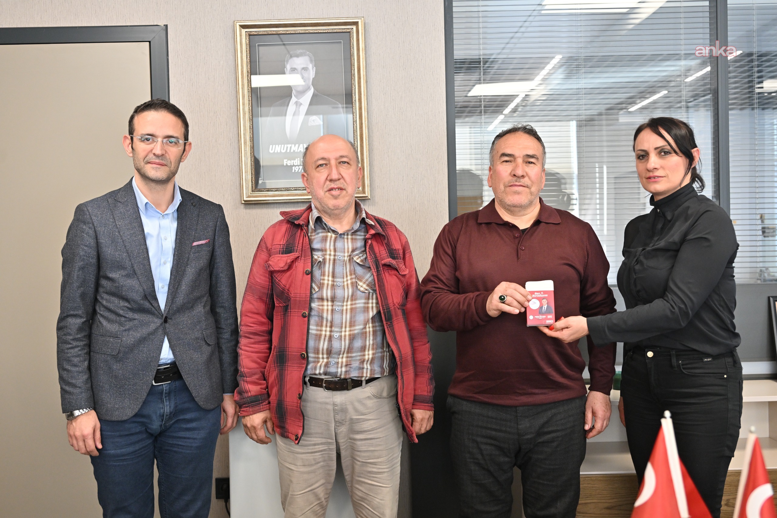 Manisa Büyükşehir Belediyesi, kaybolan Alzheimer hastası Şerife Kaptan'ın ailesine takip cihazlı akıllı bileklik hediye etti