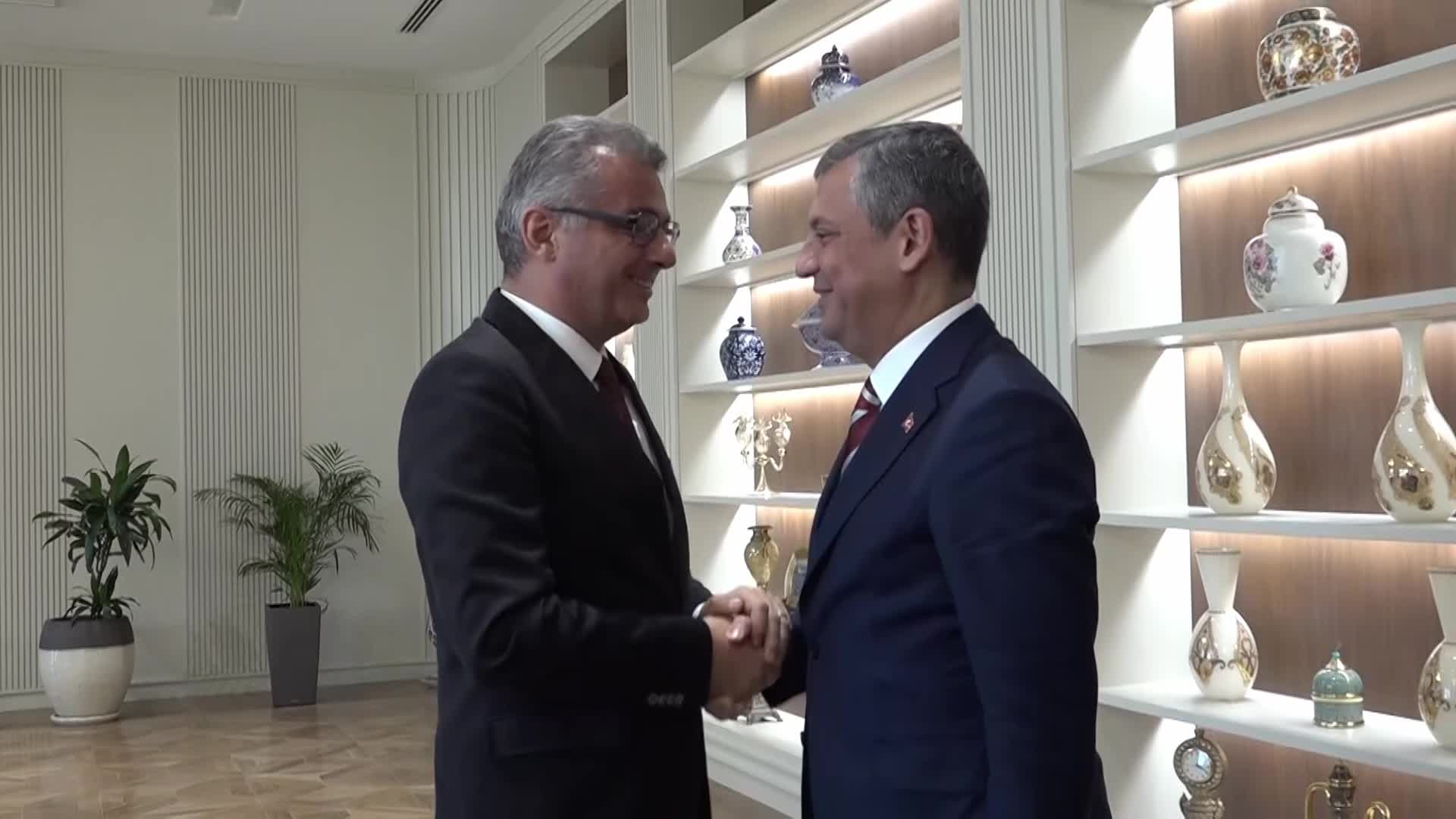 Özgür Özel, KKTC Cumhurbaşkanı Tufan Erhürman’ı ziyaret etti