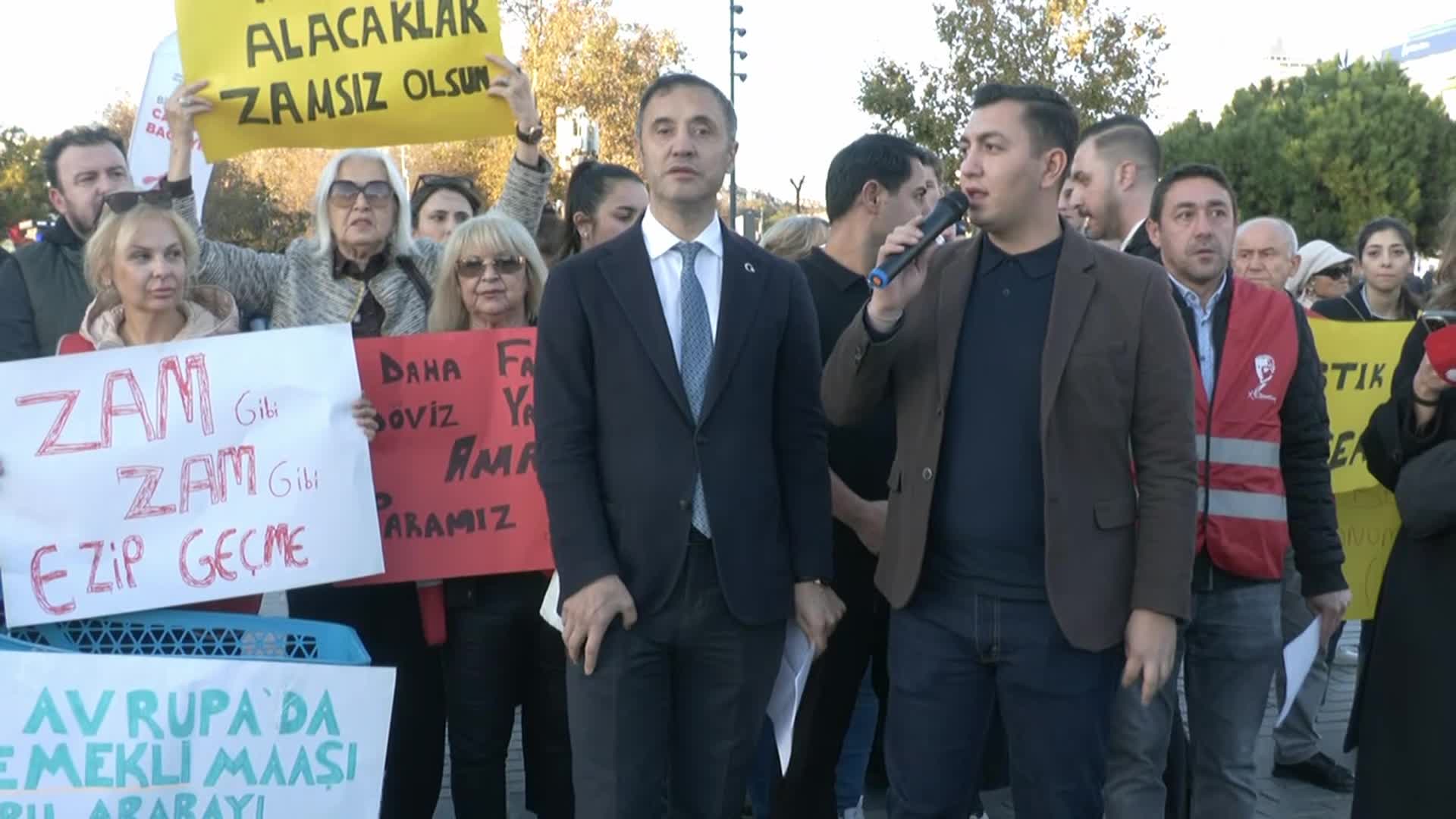 Beşiktaş'ta CHP'nin eylemine katılan emekliler: "Açız, bizi resmen ölüme mahkum ediyorlar ama direneceğiz" "Bulgaristan göçmeniyim; komünizmde bile rezalet görmedim"