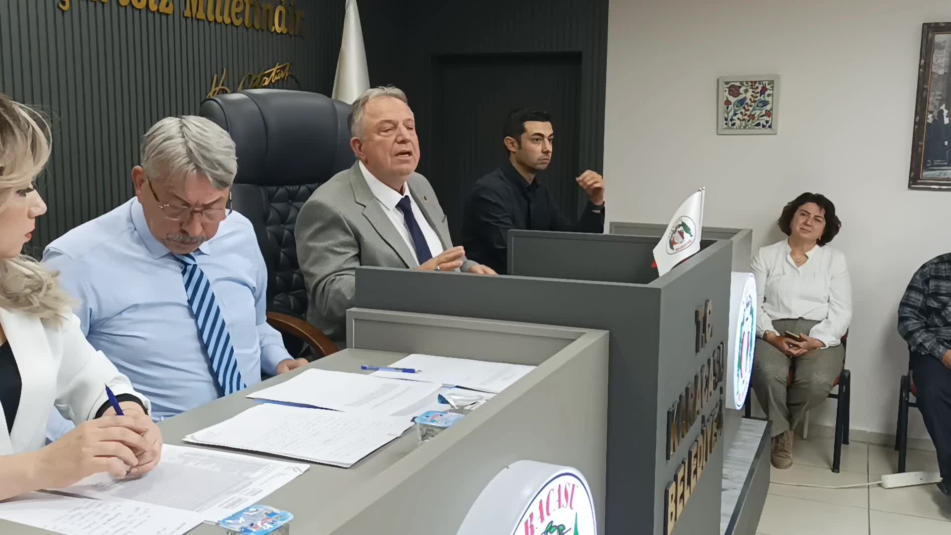 Karacasu Belediye Meclisi'nde eski başkanın 100 tonluk akaryakıt alım sözleşmesine tepki: “Belediyeyi niye bağlıyor? Zeki İnal, oluşan yüklü zararı cebinden ödesin"