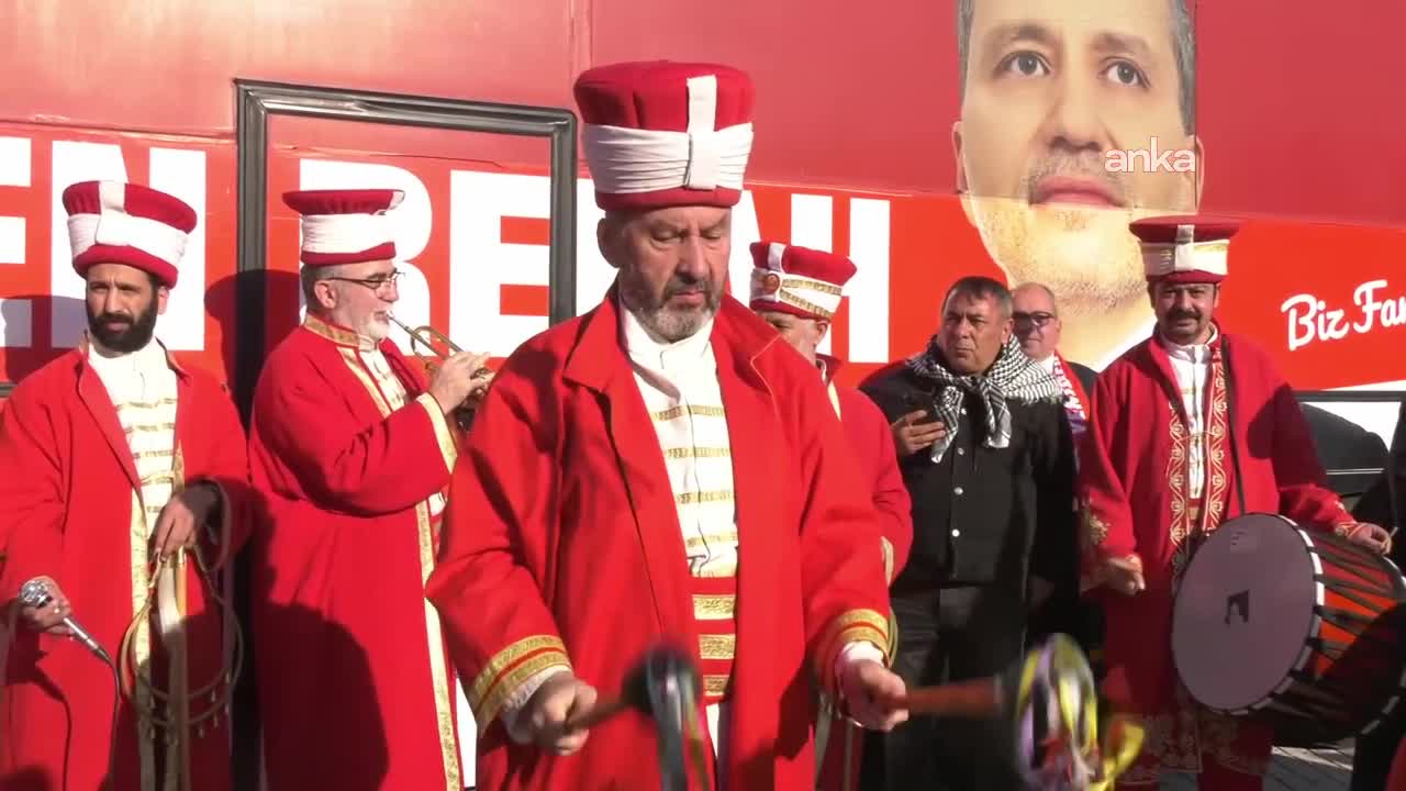 Yeniden Refah Partisi Genel Başkanı Fatih Erbakan, partisinin 3. Olağan Kongresinde tüm delegenin oyunu alarak güven tazeledi