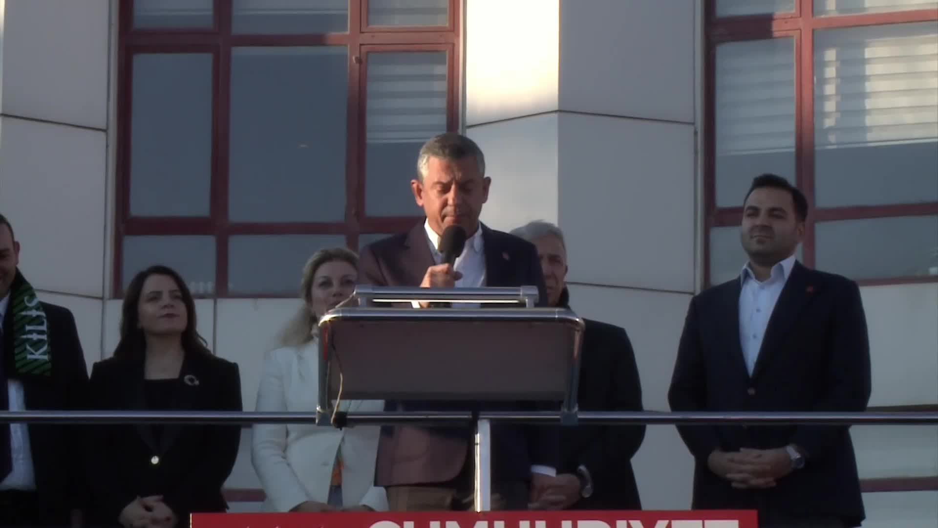 CHP'nin Kilis'te "Millet İradesine Sahip Çıkıyor" mitingi... Özgür Özel: "Bir ulus, bir şehir yoksullaştı. Kilis’te, meydanda miting yapıyorsun. 90 bin liranın üzerinde maaş alan bir kişi el kaldırıyor"