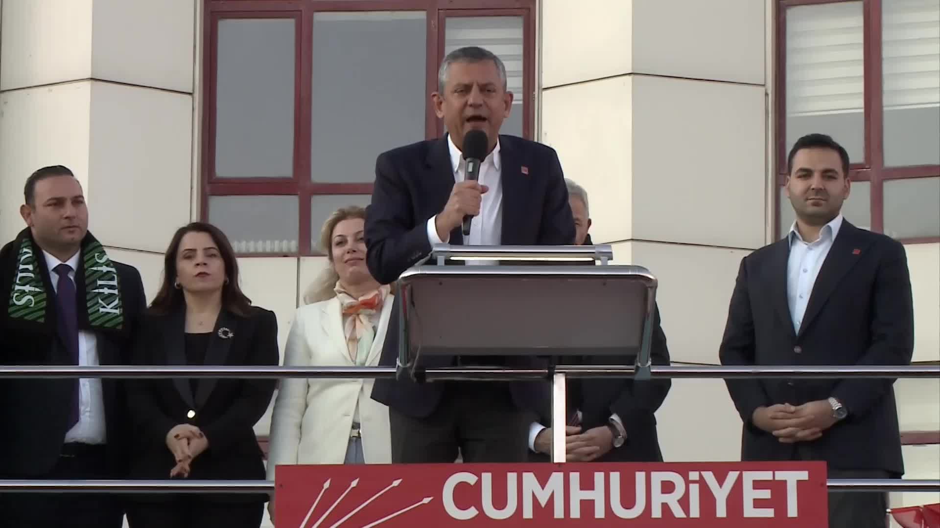 CHP'nin Kilis'te "Millet İradesine Sahip Çıkıyor" mitingi... Özgür Özel: "15 gün sonra programımızı yeniliyoruz, Türkiye'yi nasıl yöneteceğimizi kapı kapı dolaşıp anlatacağız"