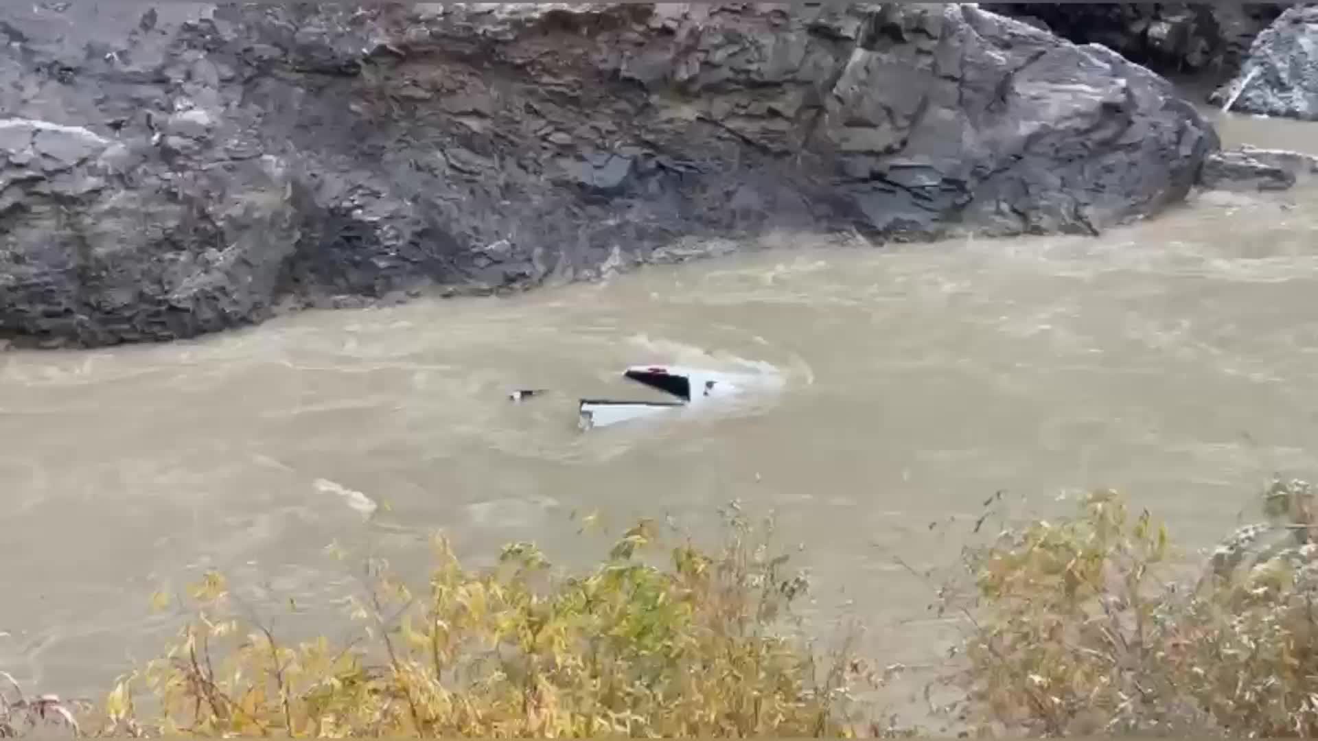 Hakkari’de yola düşen kayadan kaçmaya çalışan araç Zap Suyu'na yuvarlandı: 2 ölü, 2 yaralı