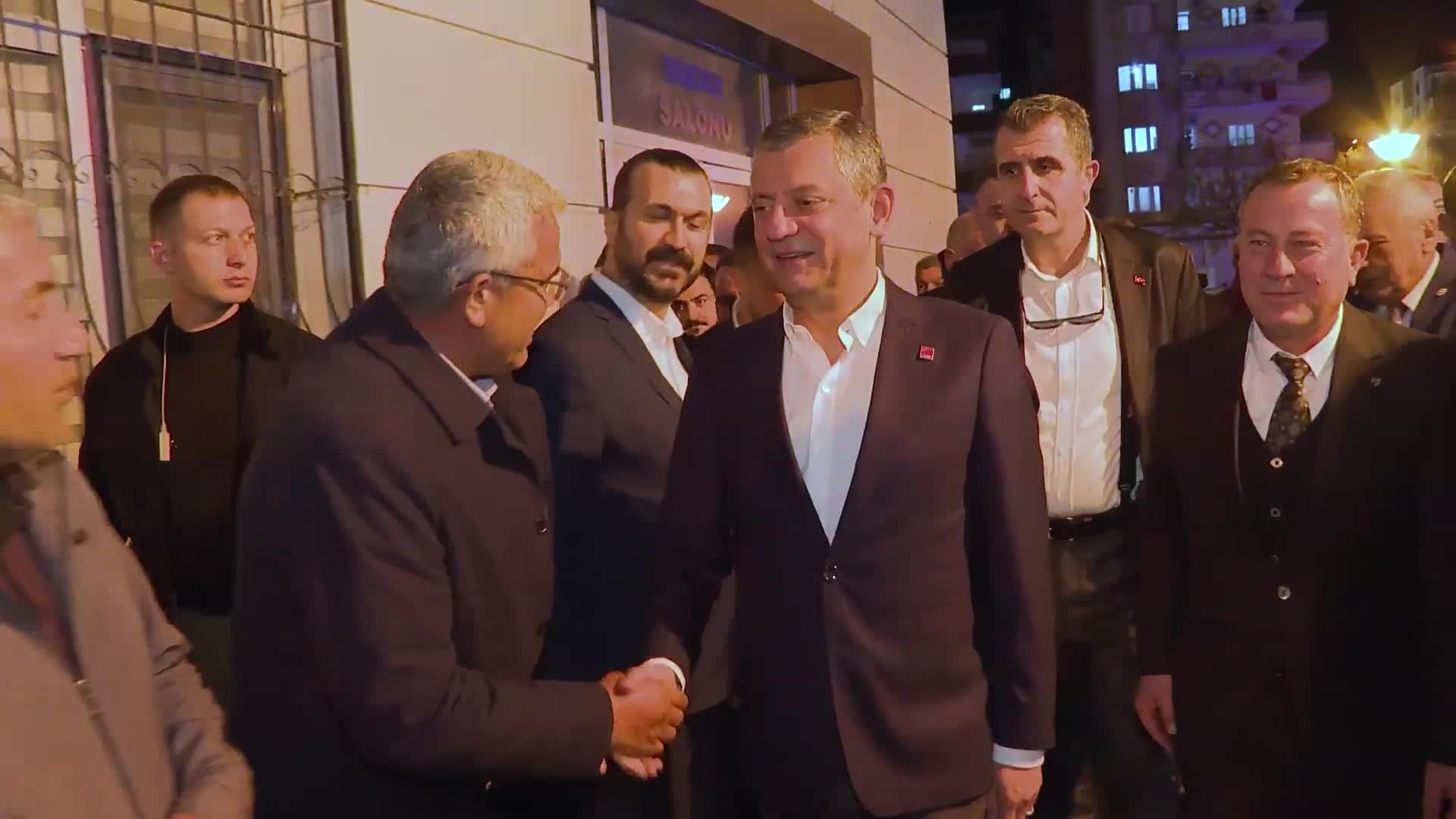 Özgür Özel Nizip Belediyesi'ni ziyaret etti... Özel: "Yapılacak ilk genel seçimlerde Cumhurbaşkanı adayımız en az yüzde 60 oyla seçilecek"