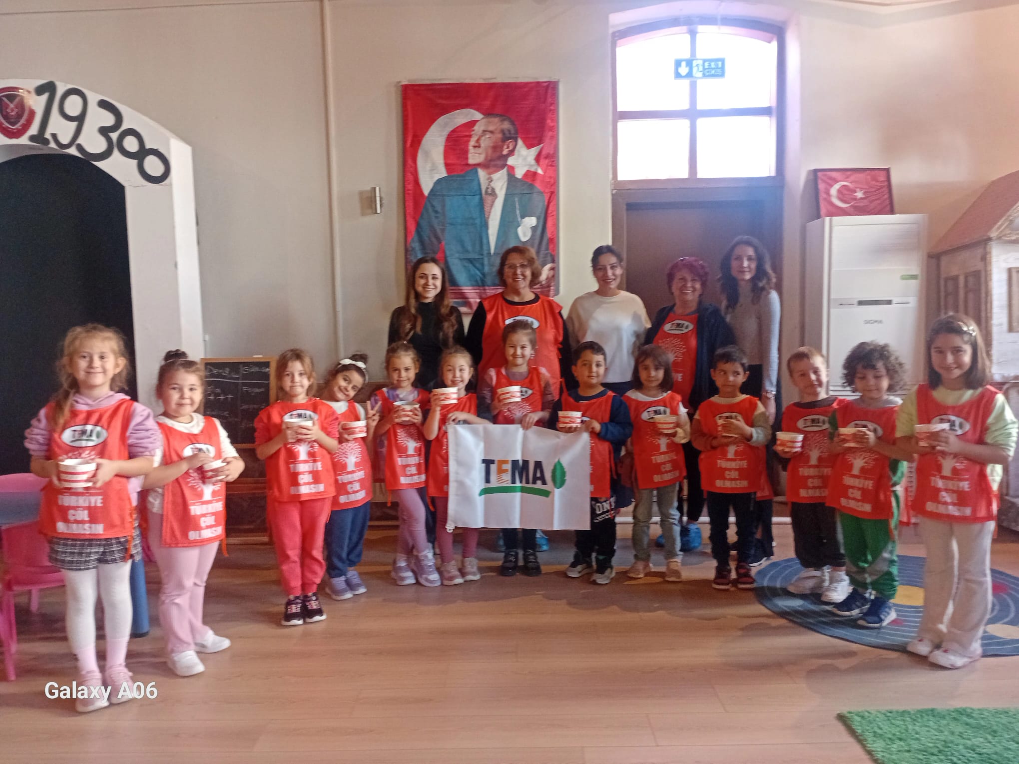 TEMA Balıkesir Temsilcisi Sokur, minik öğrencilerle meşe palamudu dikti