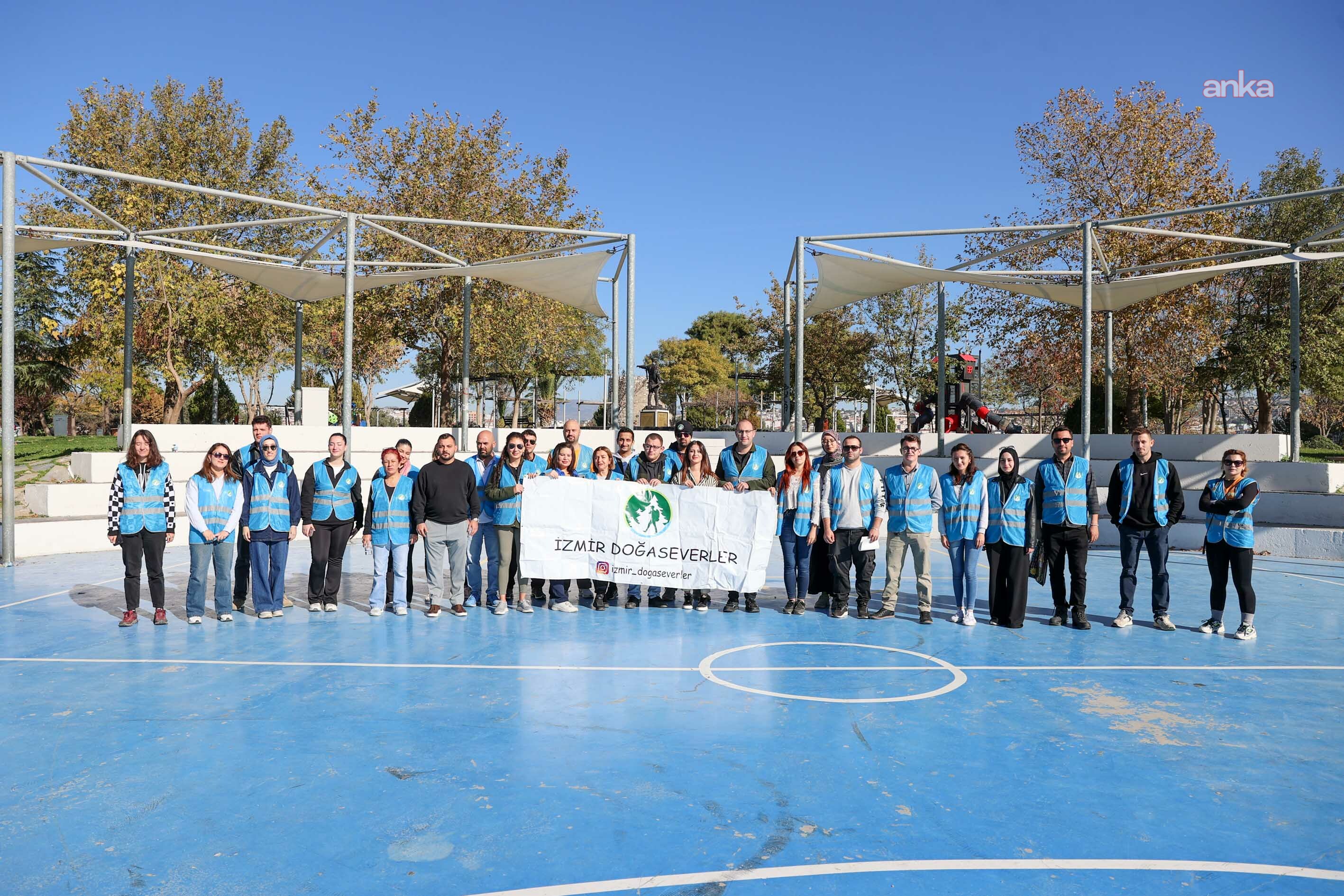 Buca Belediyesi ile İzmir Doğaseverler gönüllülerinden park temizliği