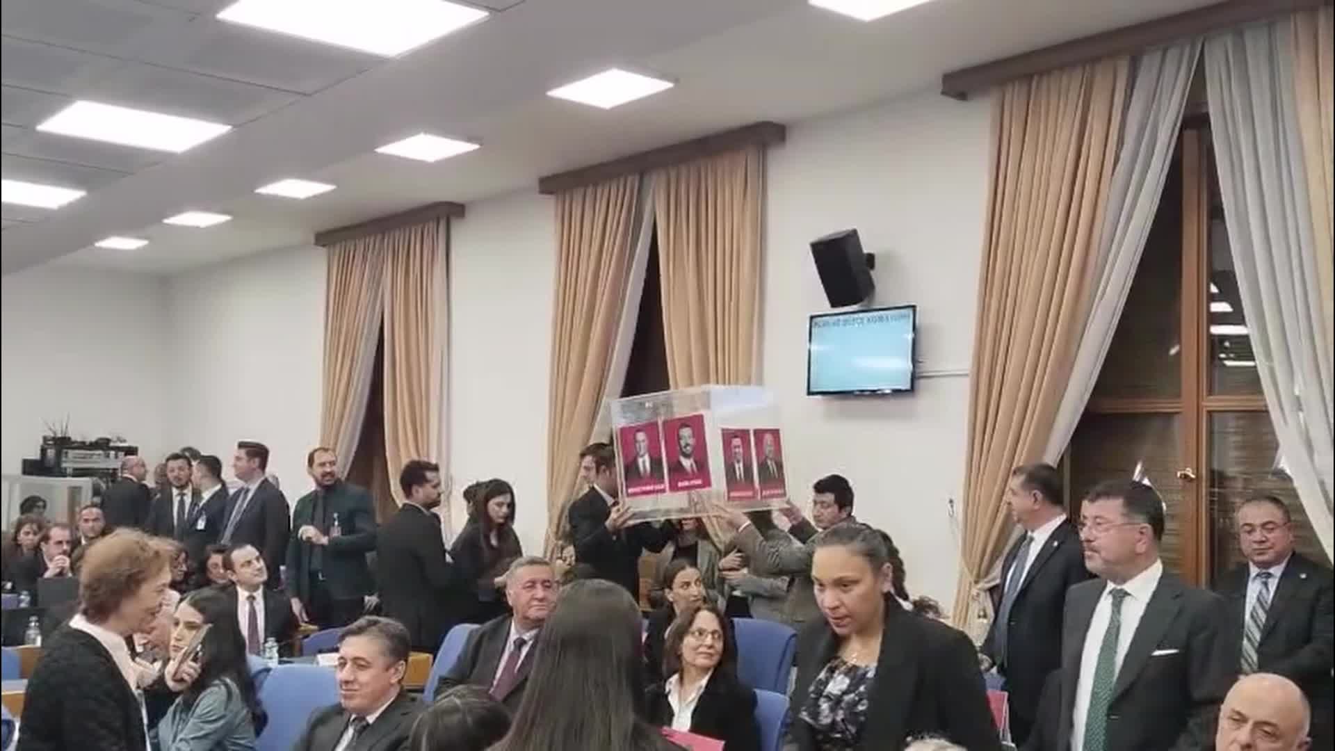 2026 bütçesi Plan ve Bütçe Komisyonu'nda... Veli Ağbaba: Belediye başkanlarımızın 70 yıllık mallarına el konuldu ve bu organize kötülüğü AKP yapıyor