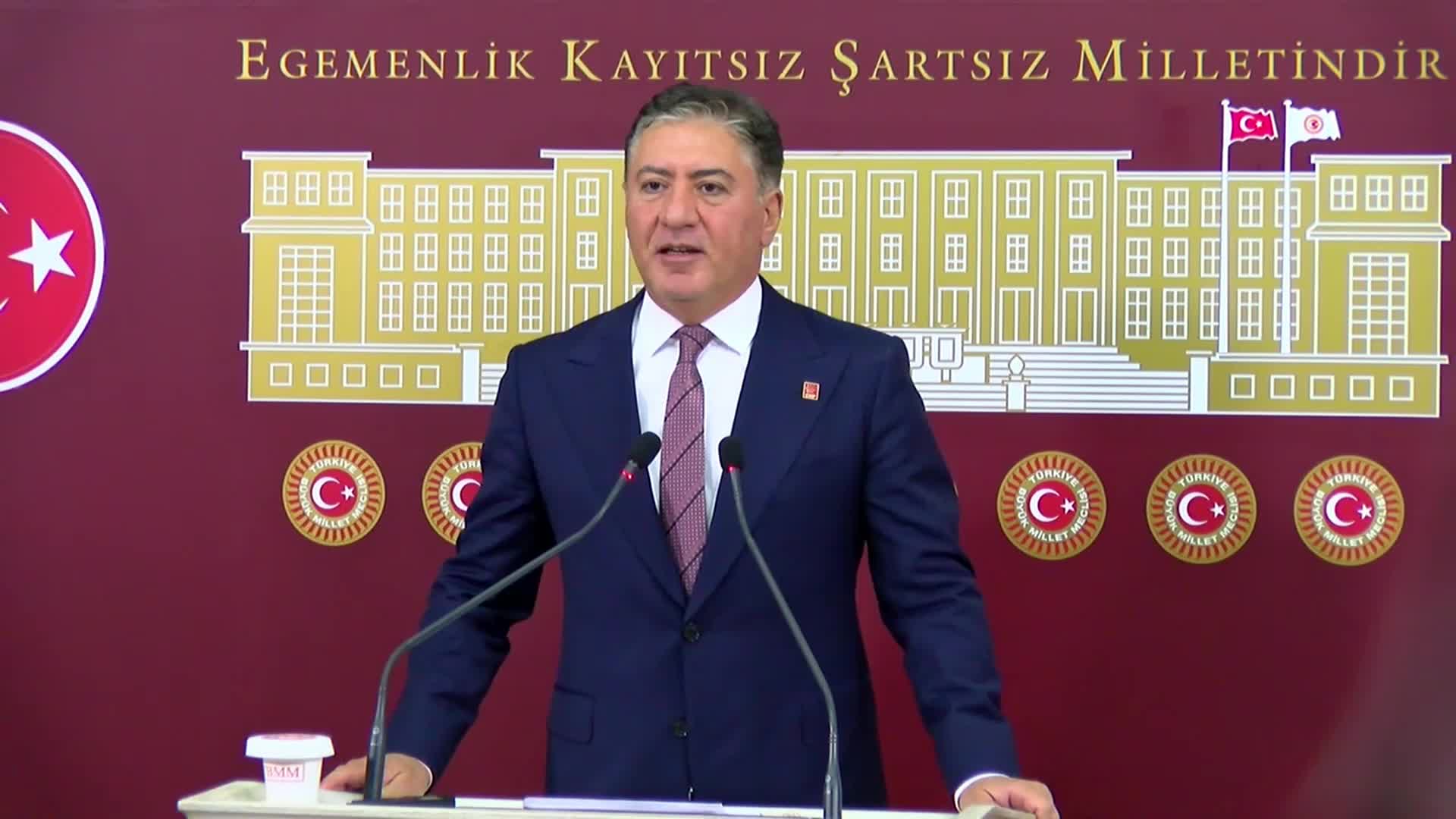 Murat Emir, "Aziz İhsan Aktaş Para Tahliye Koridoru" diyerek paylaştı: "Cezaevindeyken şirketlerinden koridor açmış aile içine paraları taşımış"