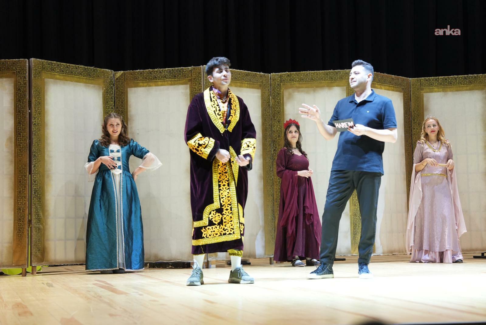 Turgutlulu sanatseverlerden “Kadınlık Bizde Kalsın” oyununa tam not