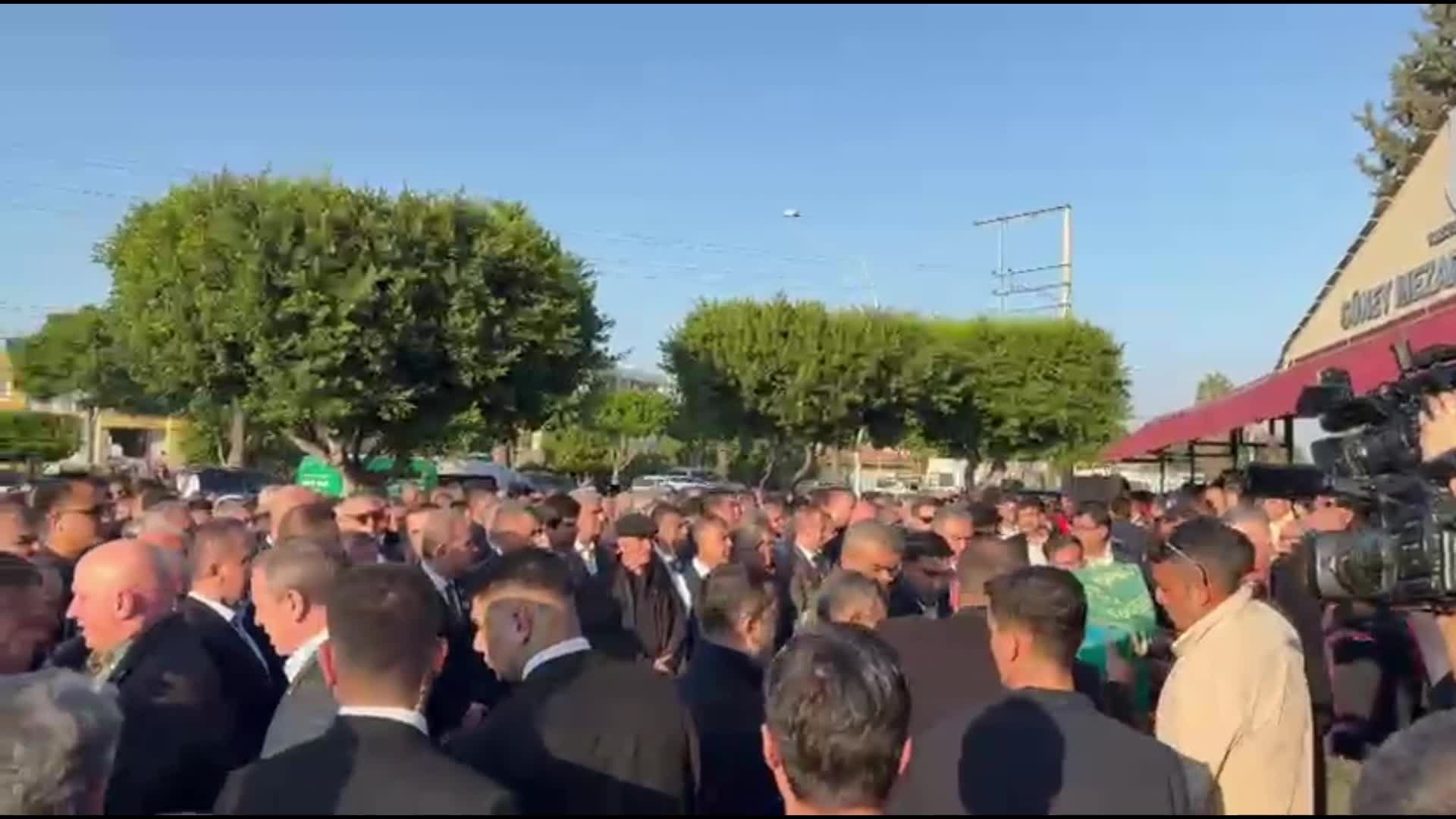 Mersin Büyükşehir Belediye Başkanı Seçer’in kardeşi akademisyen Doç. Dr. Arzu Seçer son yolcuğuna uğurlandı