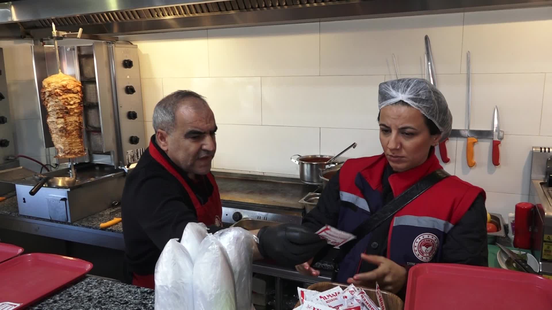Kuşadası’nda sokak yemeklerine sıkı denetim: 28 kilo gıda ürünü imha edildi