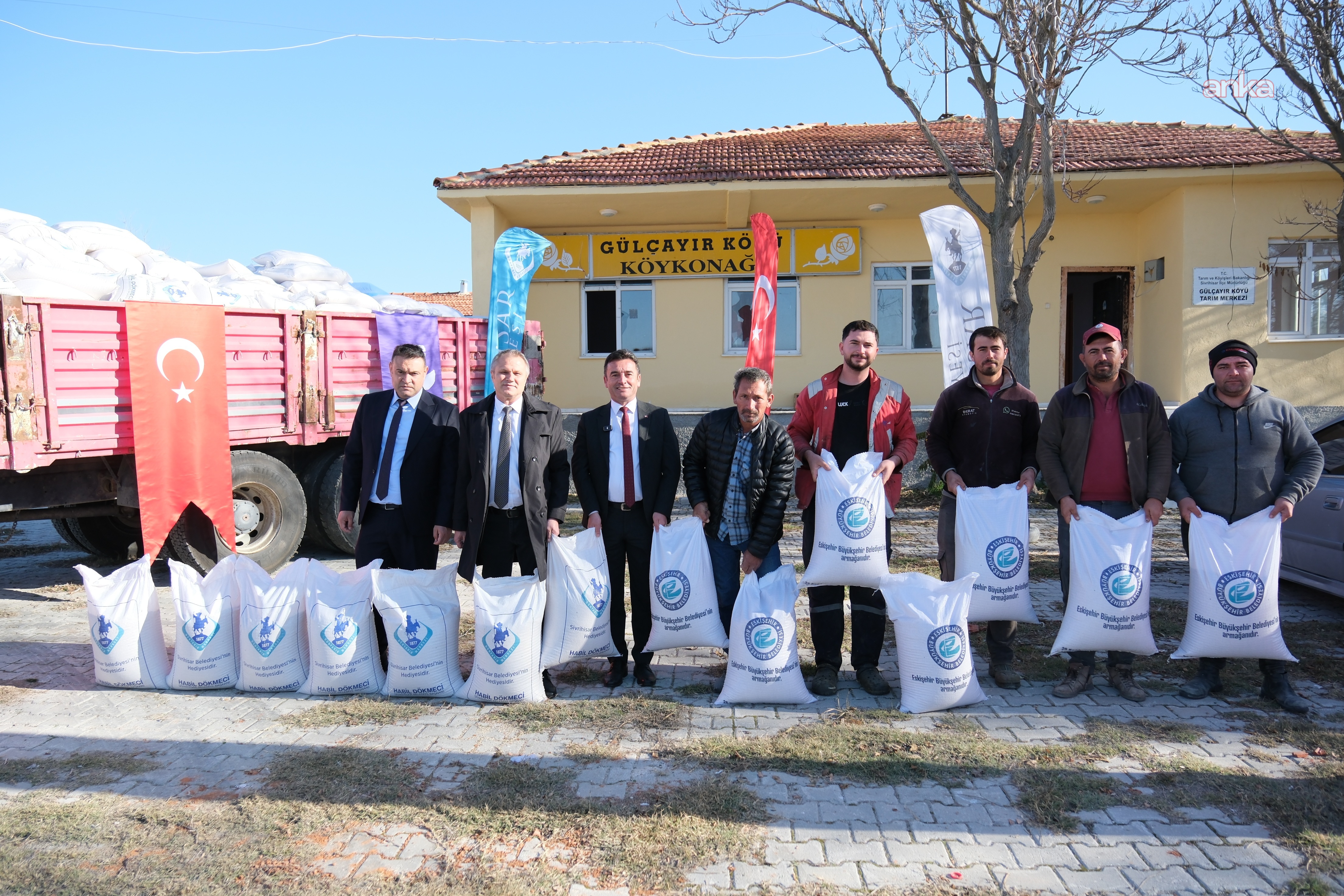 Eskişehir Büyükşehir Belediyesi'nden tarıma destek: Hasat ürünleri Sivrihisarlı çiftçiye ulaştırıldı