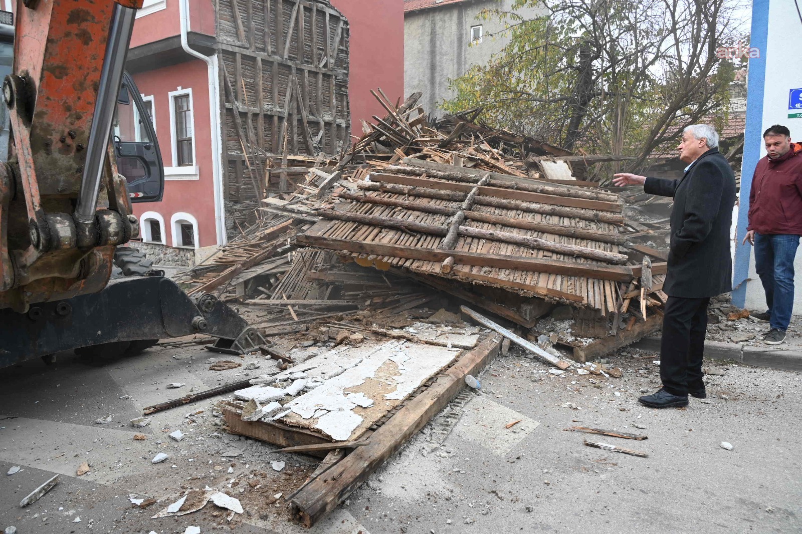 Bozüyük'te metruk binaların yıkımı devam ediyor